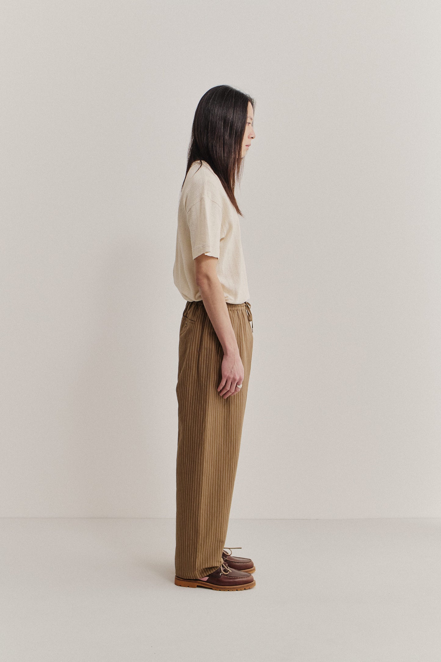 Men's long-pants, cotton-linen seersucker, brown, with pinstripes and elastic waist.