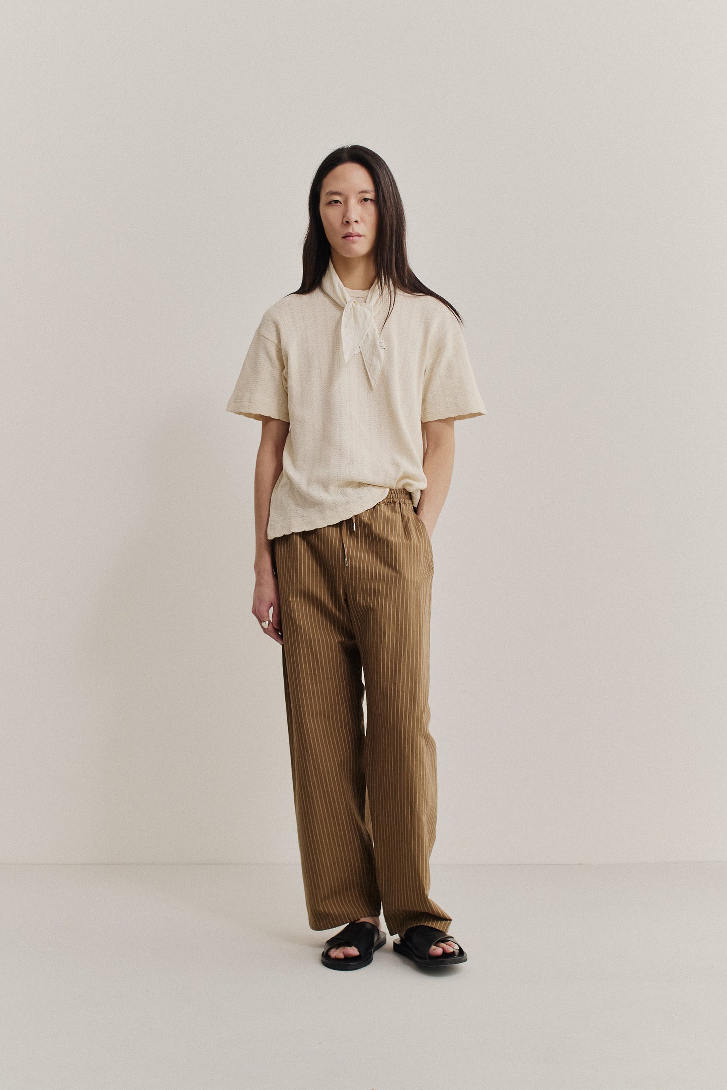 Men's long-pants, cotton-linen seersucker, brown, wide straight fit, elasticated waistband, pinstripes.