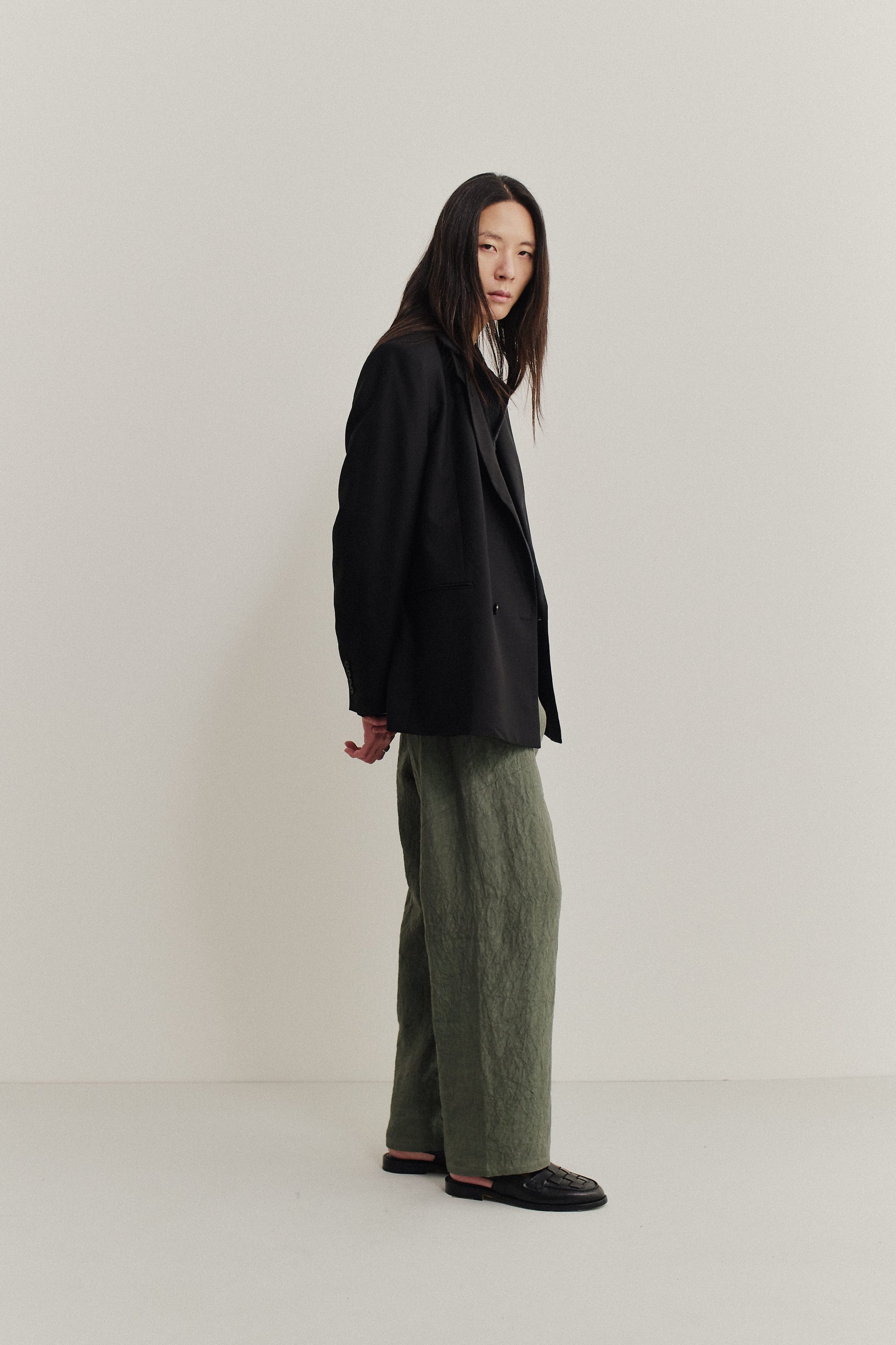 Men's long-pants, 100% Japanese linen, sun-dried, olive green, wide straight fit, elasticated waist.