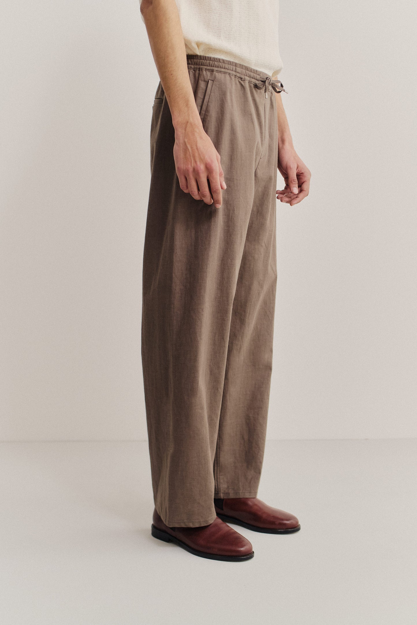 Men's long-pants, 100% linen, natural brown, wide straight fit, elasticated waistband, welt pockets.