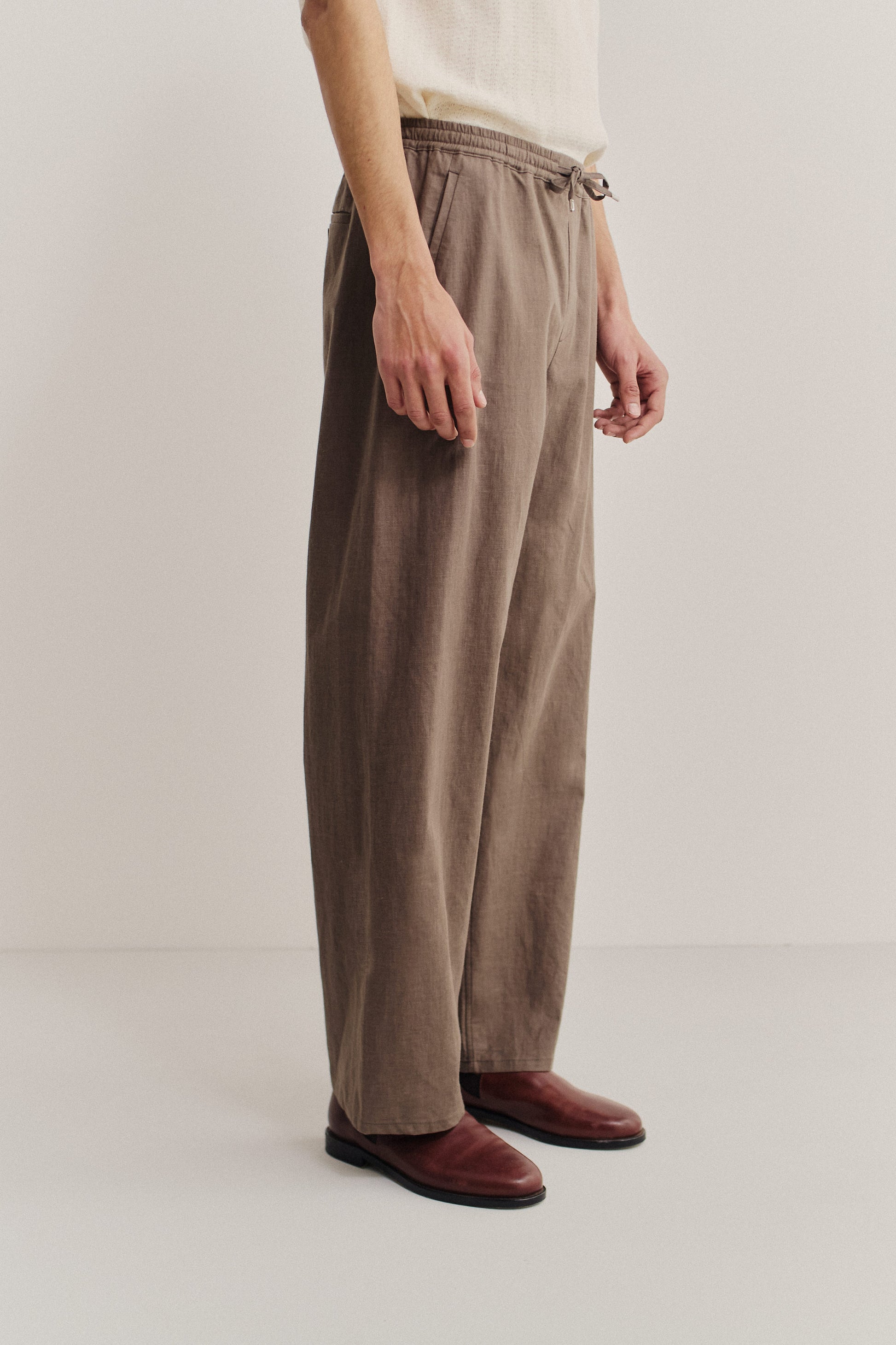 Men's long-pants, 100% linen, natural brown, wide straight fit, elasticated waistband, welt pockets.