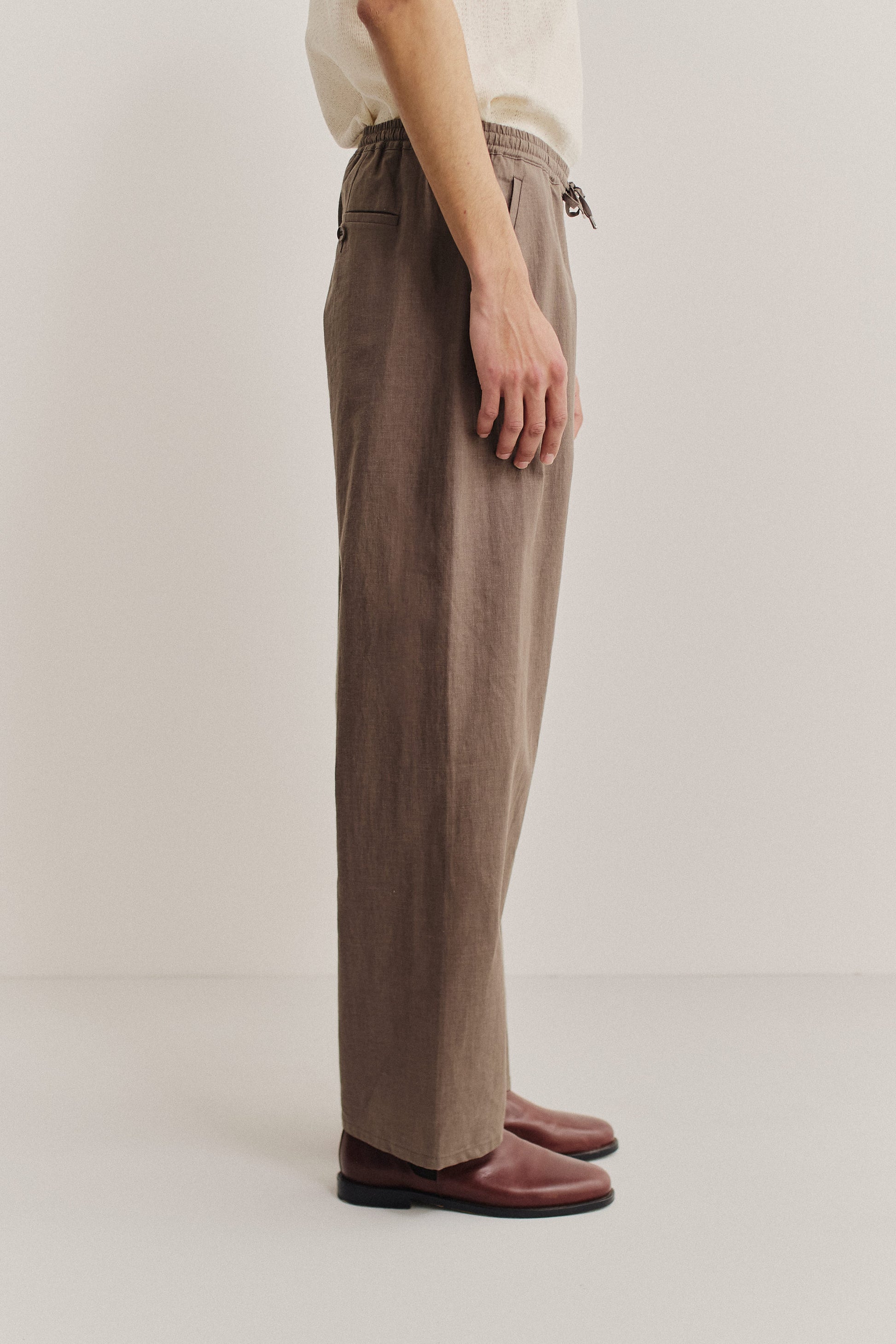 Men's long pants, 100% linen, natural brown, wide straight fit, elasticated waistband, welt pockets.
