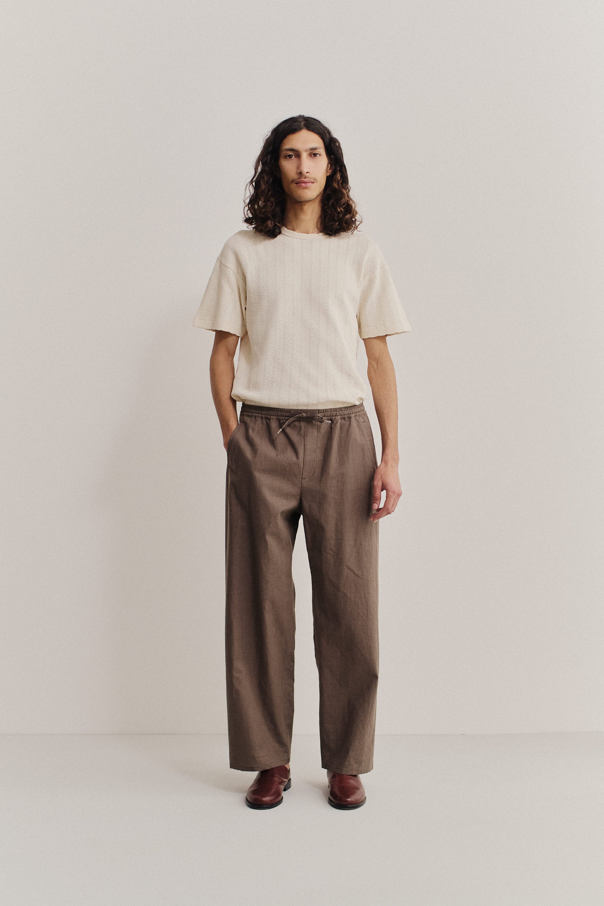 Men's long-pants, 100% linen, natural brown, wide straight fit, elasticated waist, welt pockets.