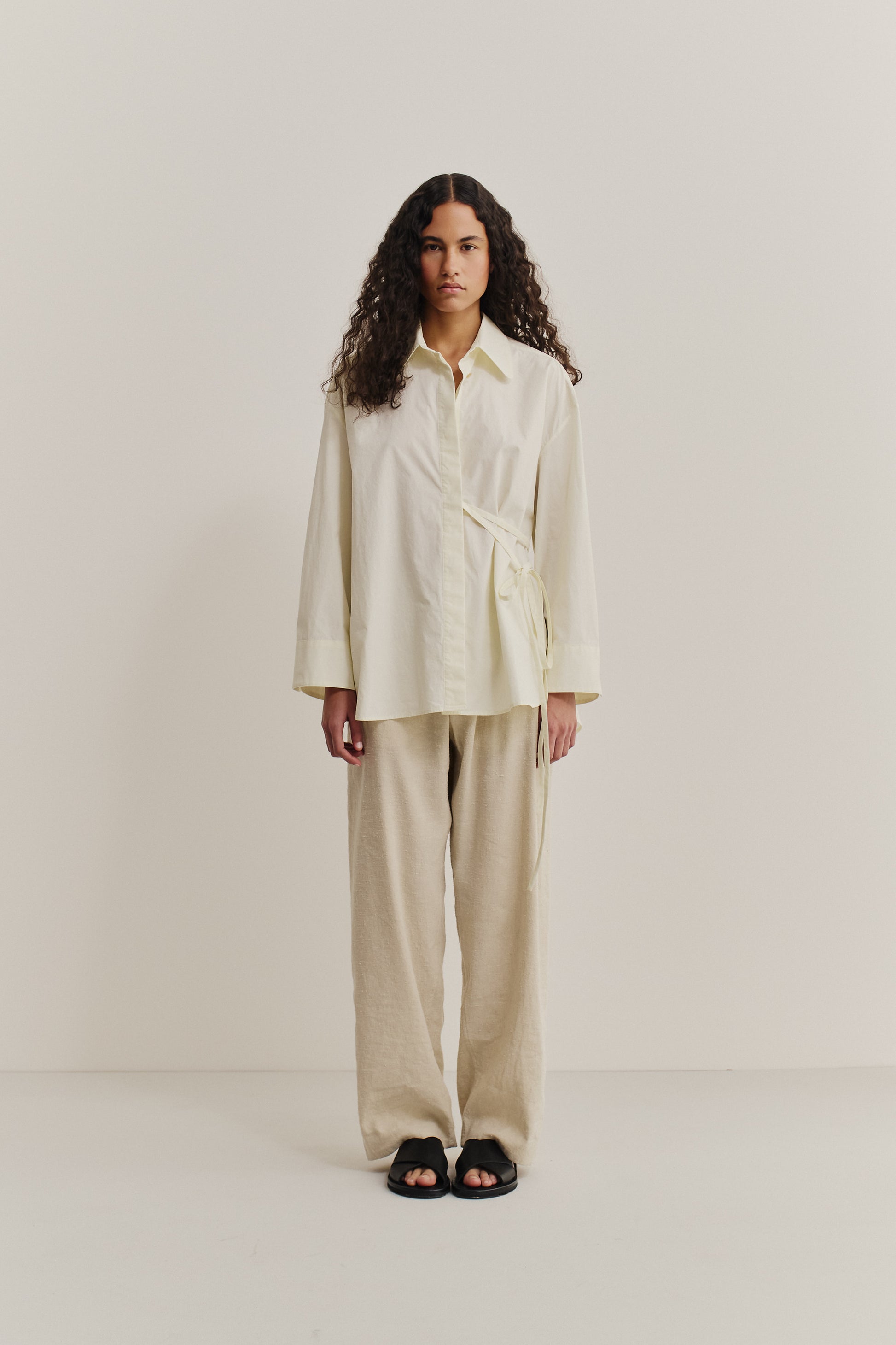 Women's long-sleeved shirt, organic cotton peached poplin, garment washed, off-white, with wide oversized fit and curved hem.