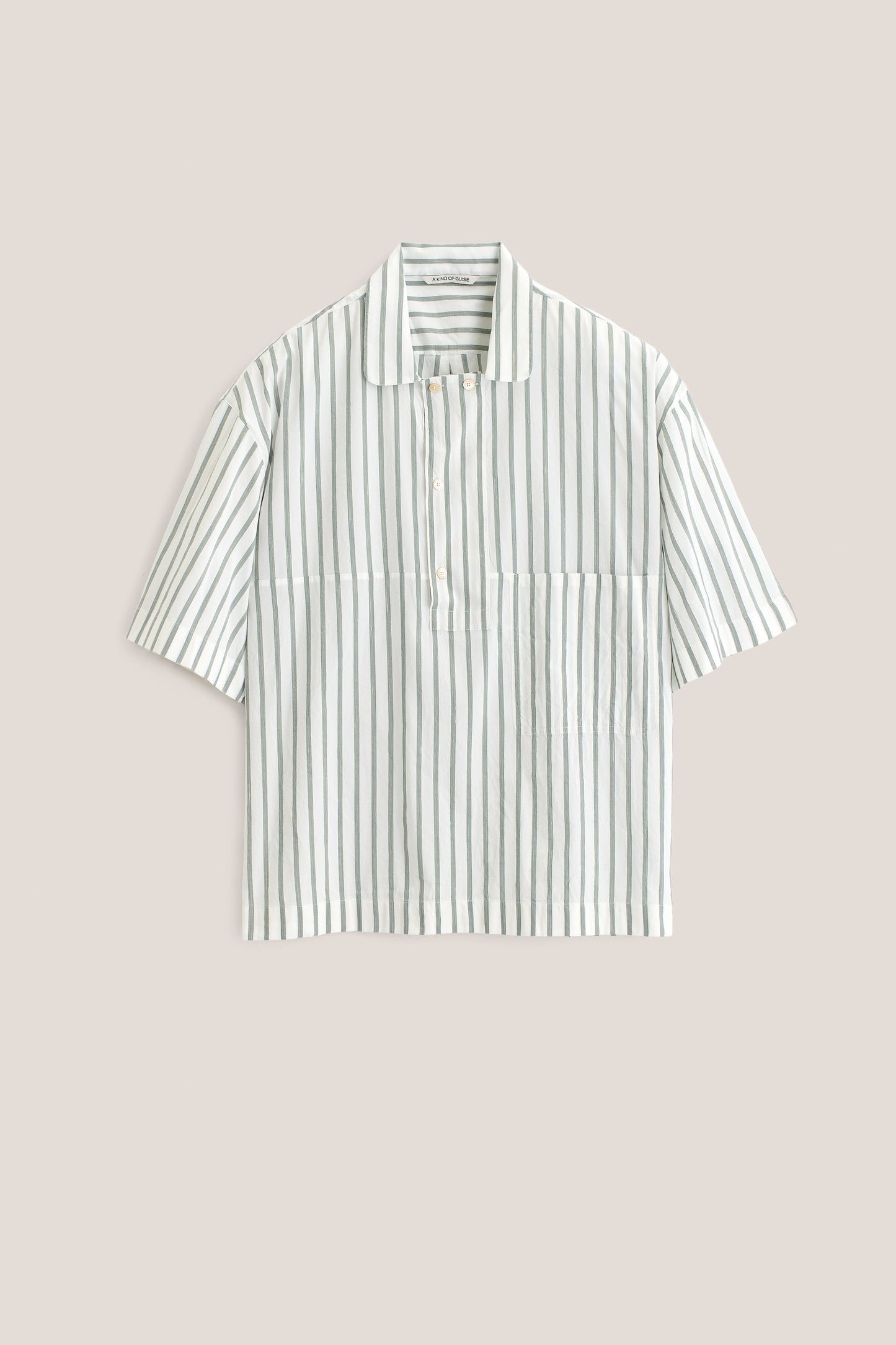 Men's short-sleeved shirt, cotton-silk-linen blend, washed finish, white with green stripes, polo collar, chest pocket.