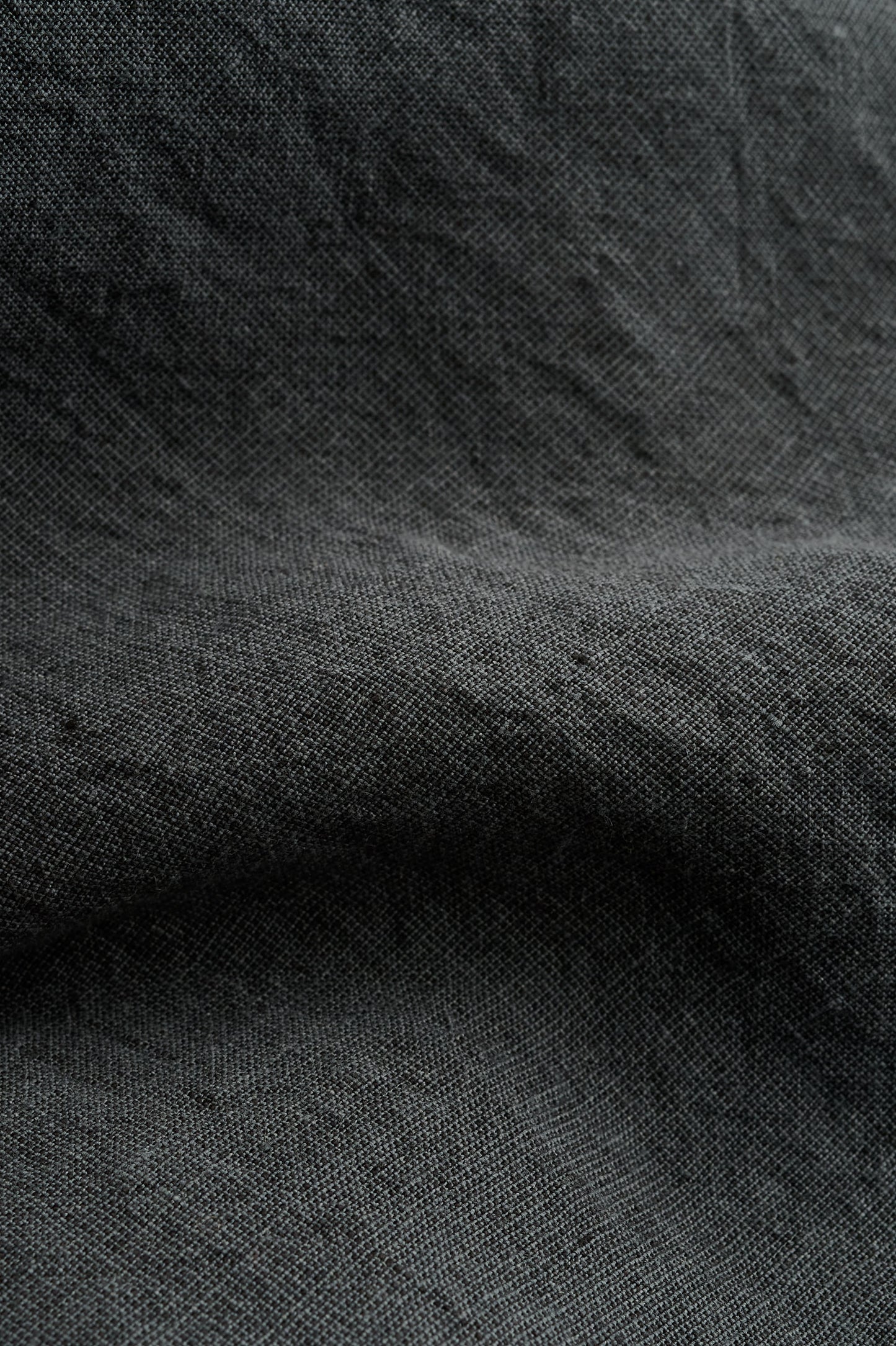 Men's short-sleeved shirt, 100% linen, plain weave, vintage-like texture, dark grey.