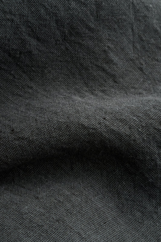 Men's short-sleeved shirt, 100% linen, plain weave, vintage-like texture, dark grey.