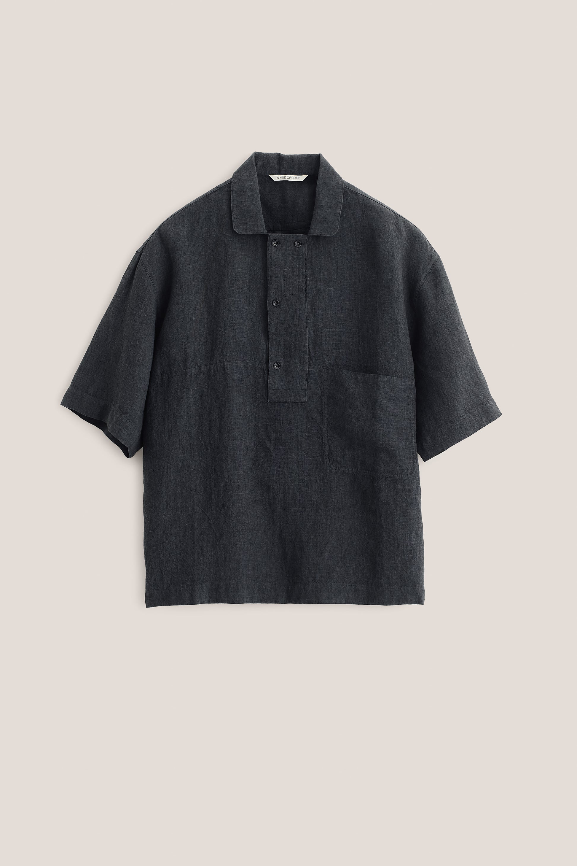 Men's short-sleeved shirt, 100% linen, plain weave, dark grey, boxy fit, polo collar, front pocket.