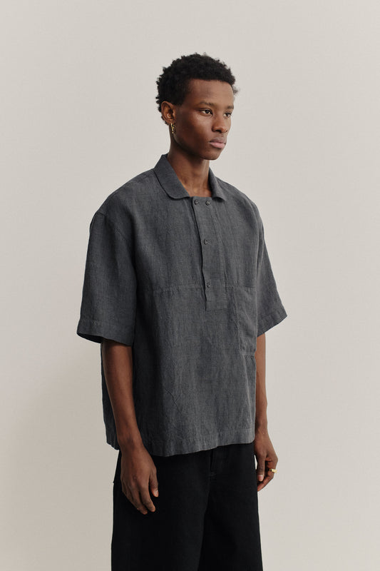 Men's short-sleeved shirt, 100% linen, plain weave, charcoal grey, boxy fit, polo collar.