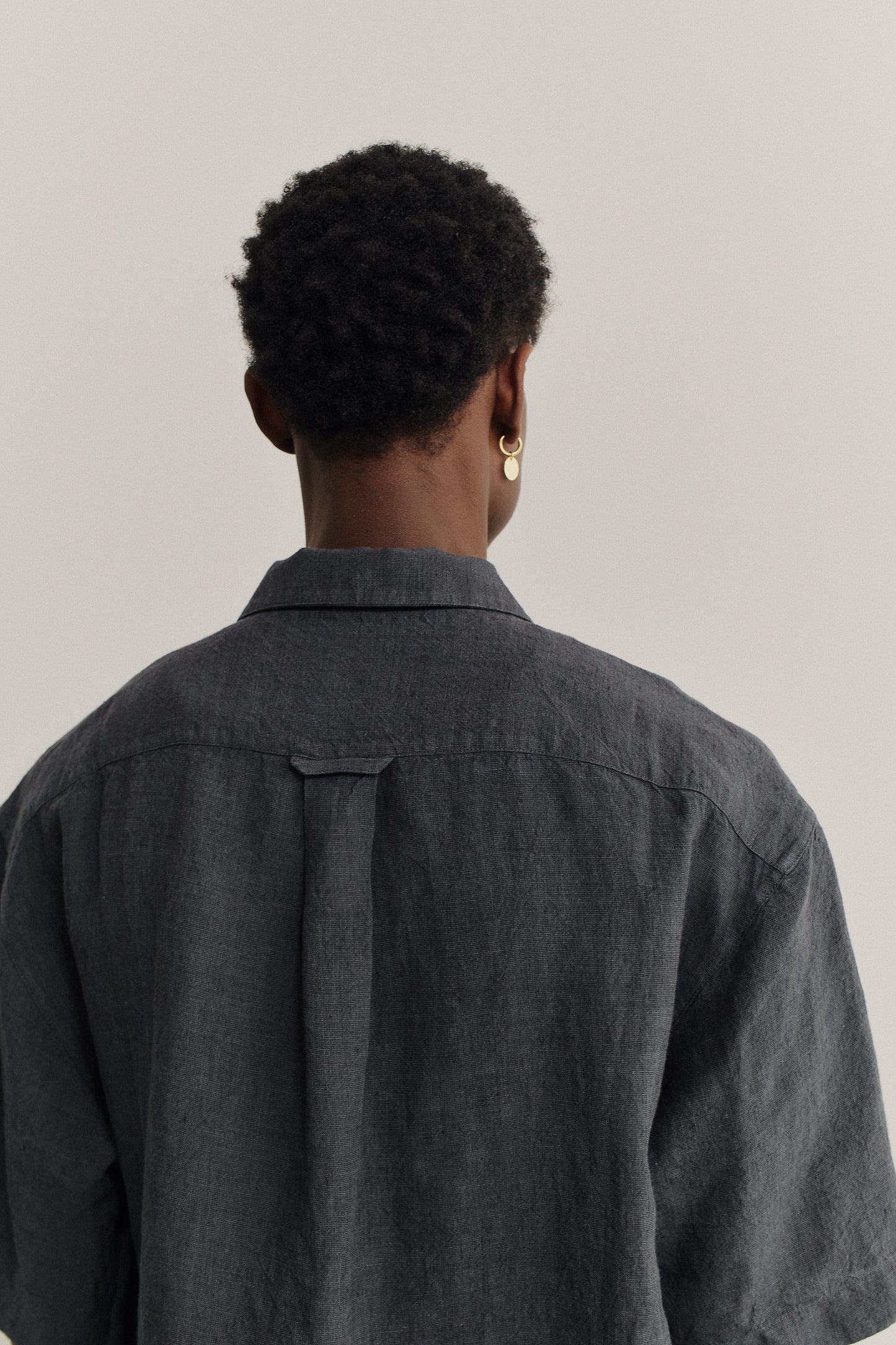 Men's short-sleeved shirt, 100% linen, plain weave, charcoal grey, with a relaxed boxy fit.