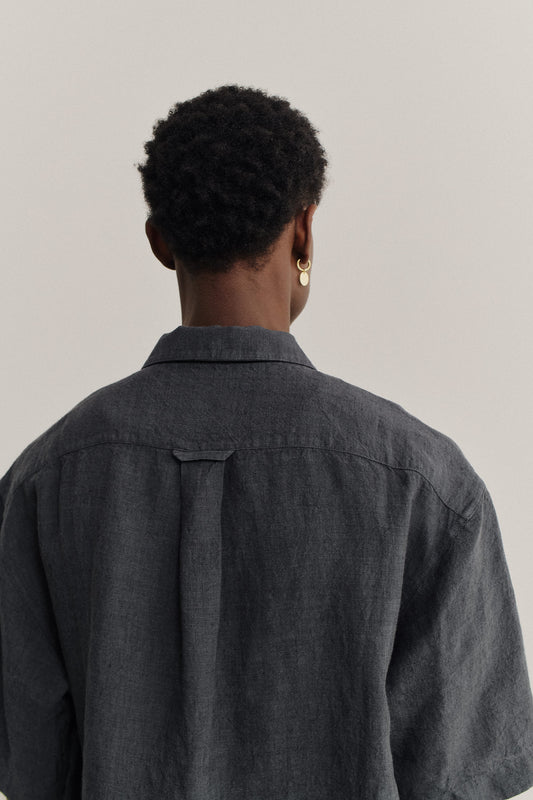 Men's short-sleeved shirt, 100% linen, plain weave, charcoal grey, with a relaxed boxy fit.