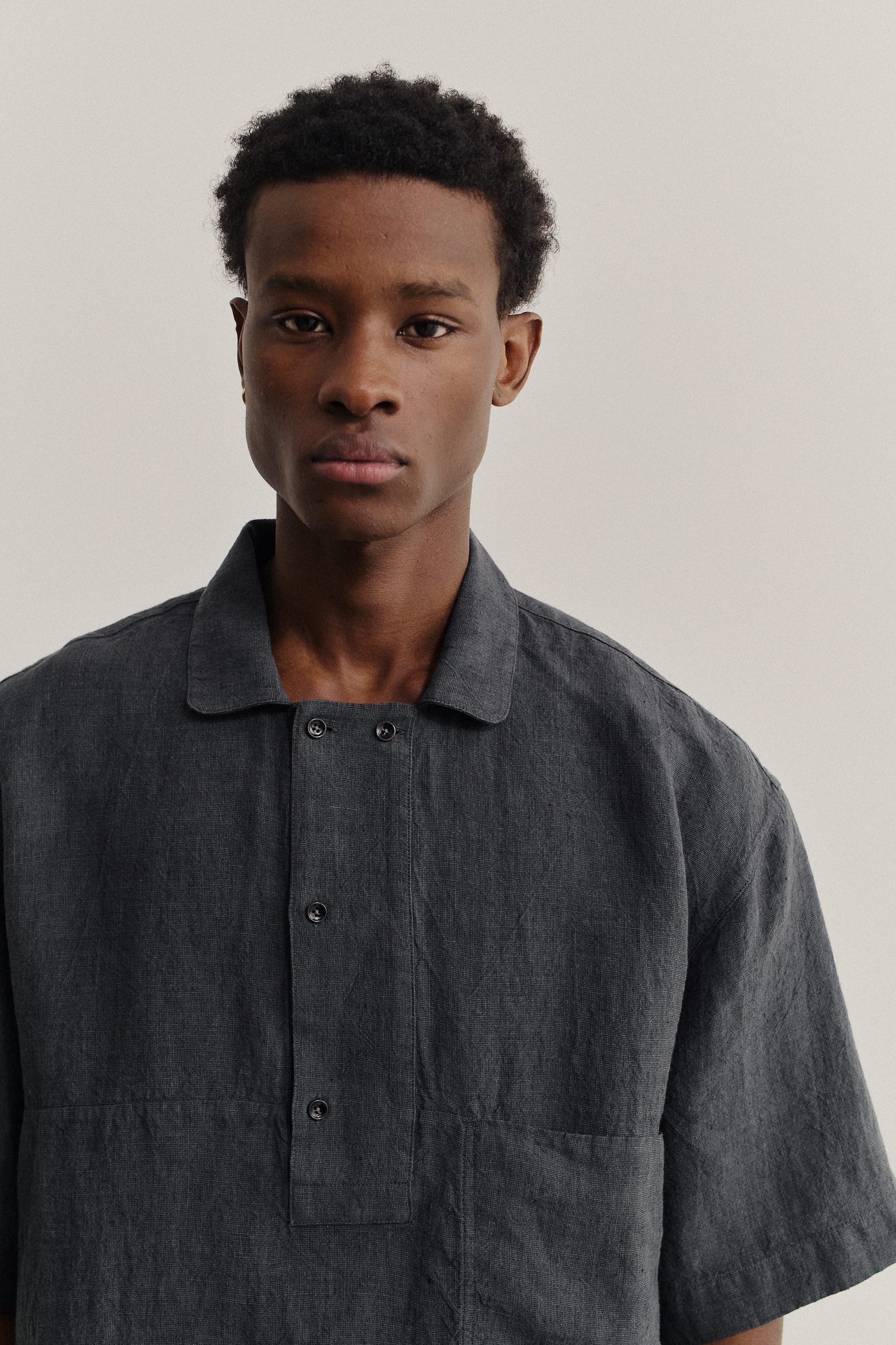Men's short-sleeved shirt, 100% linen, plain weave, charcoal grey, polo collar, boxy fit.