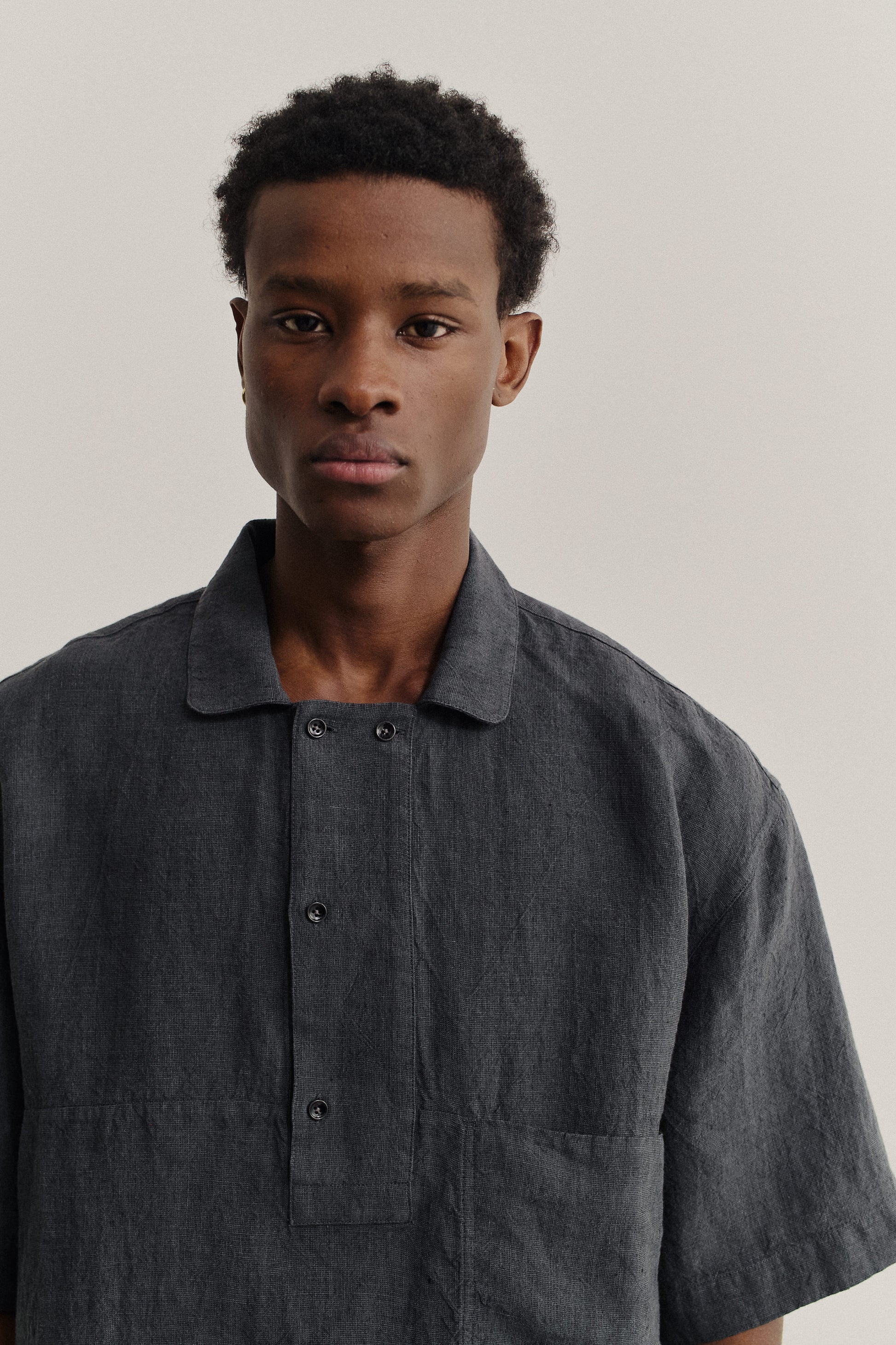 Men's short-sleeved shirt, 100% linen, plain weave, charcoal grey, polo collar, boxy fit.