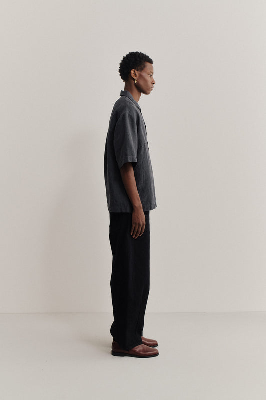 Men's short-sleeved shirt, 100% linen, plain weave, charcoal grey, boxy fit, polo collar.