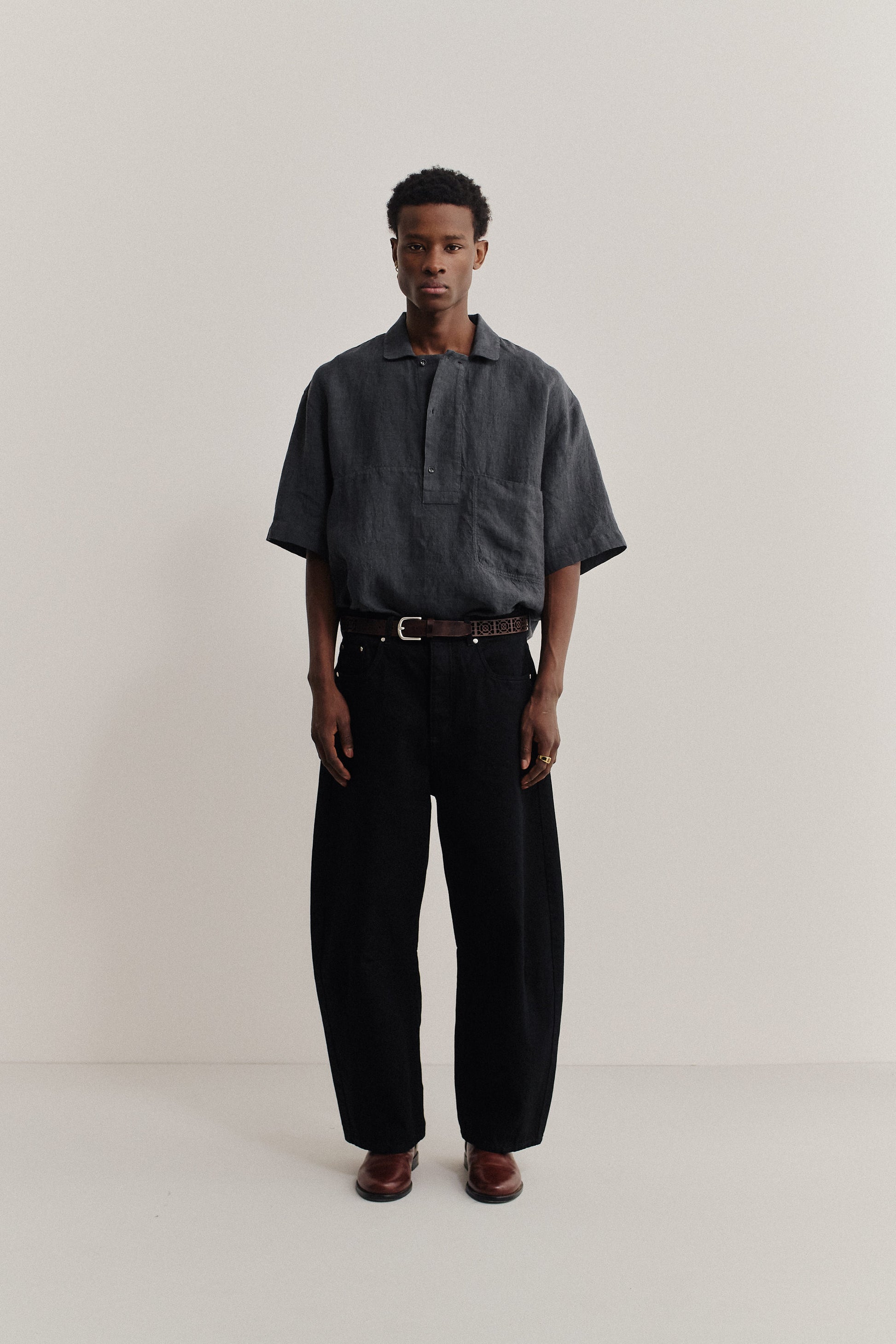 Men's short-sleeved shirt, 100% linen, vintage-like texture, charcoal grey, boxy fit.