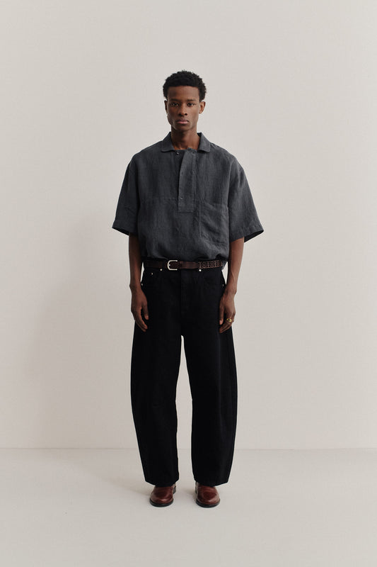 Men's short-sleeved shirt, 100% linen, vintage-like texture, charcoal grey, boxy fit.