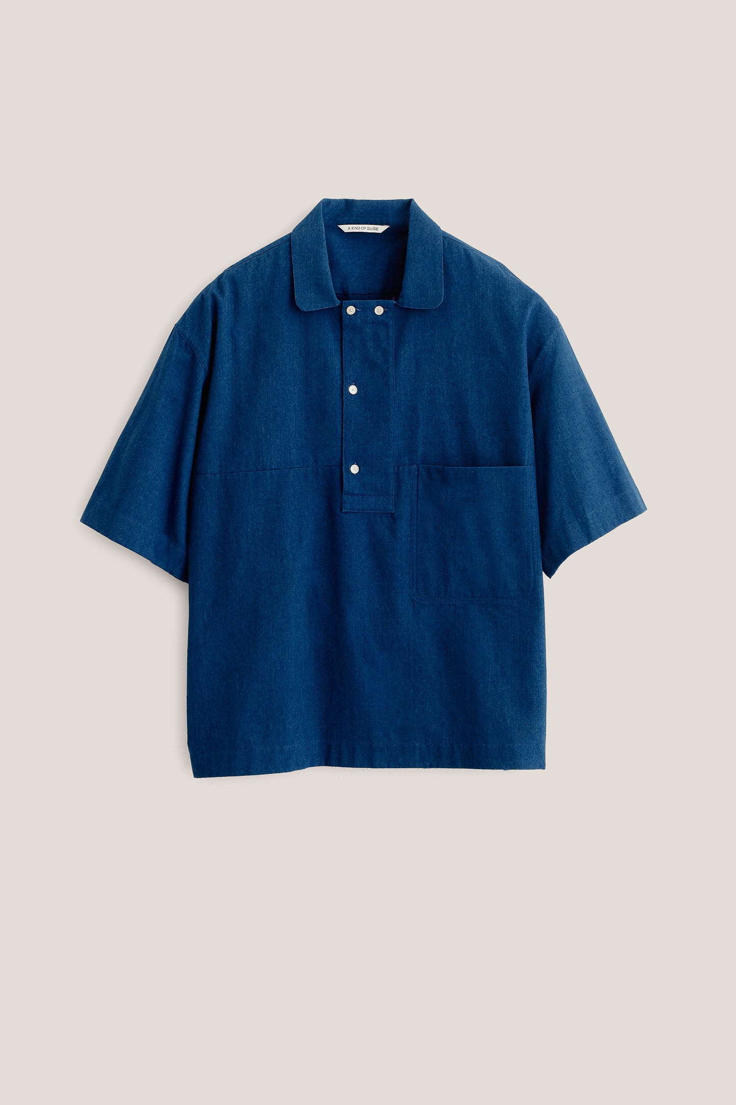 Men's short-sleeved shirt, washed indigo cotton, boxy fit, polo collar, and two front pockets.