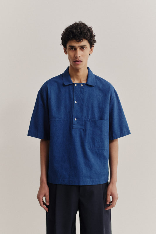 Men's short-sleeved shirt, washed indigo cotton, boxy fit, polo collar, front pocket.