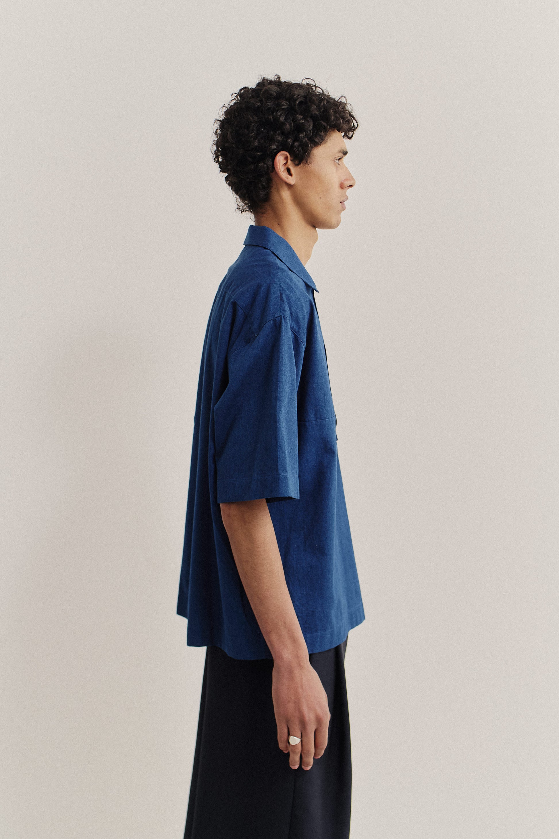 Men's short-sleeved shirt, washed indigo cotton, boxy fit, polo collar.
