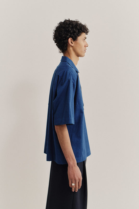 Men's short-sleeved shirt, washed indigo cotton, boxy fit, polo collar.