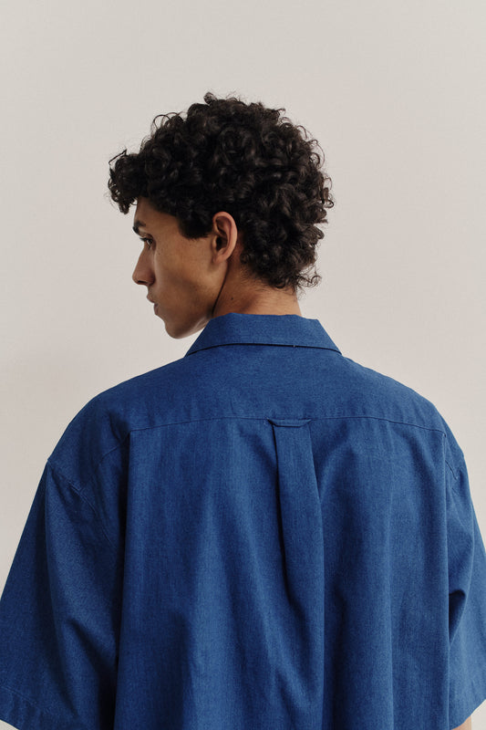 Men's short-sleeved shirt, washed cotton, indigo blue, boxy fit, polo collar.