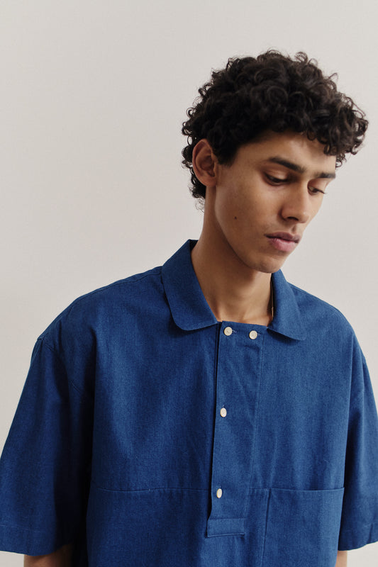 Men's short-sleeved shirt, washed cotton, indigo blue, with polo collar and front placket.