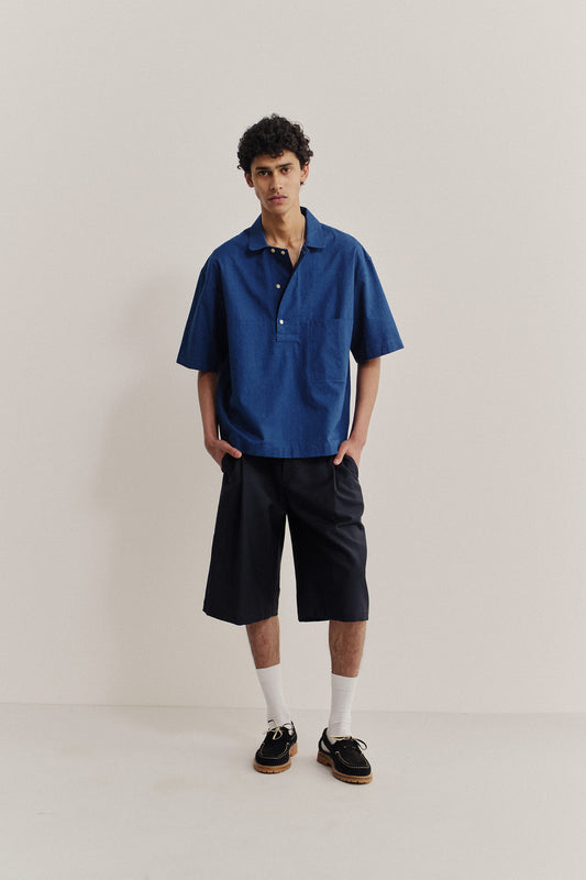 Men's short-sleeved shirt, washed indigo cotton, with a polo collar and boxy fit.