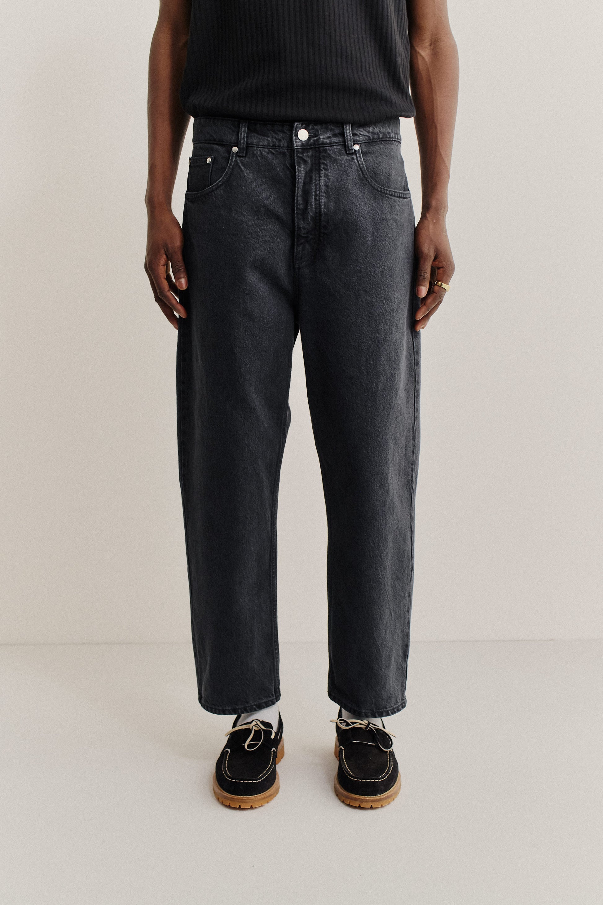 Men's long-pants, organic cotton, stone washed, dark grey Terek Jeans with a loose fit and tapered leg.