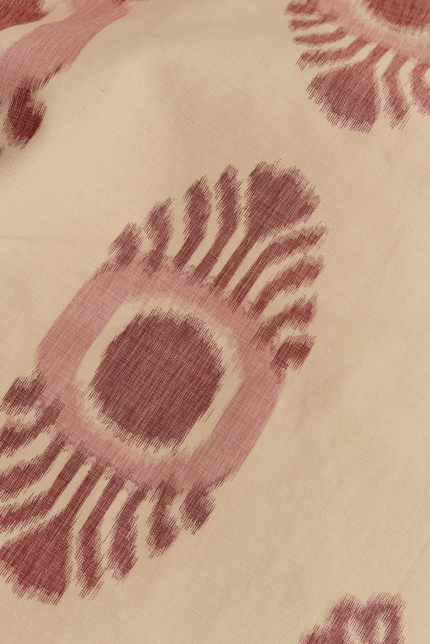 Women's accessories Thika Bag, cotton and recycled polyester blend, lightweight, slightly sheer, ikat-inspired pattern in off-white and reddish-brown.