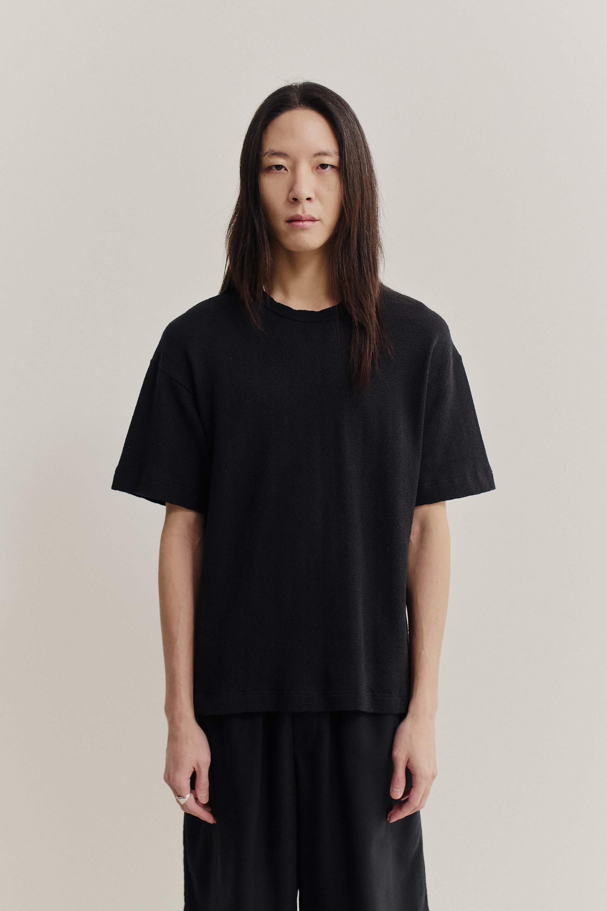 Men's short-sleeved jersey t-shirt, organic cotton-linen blend, black, with a boxy fit and dropped shoulders.