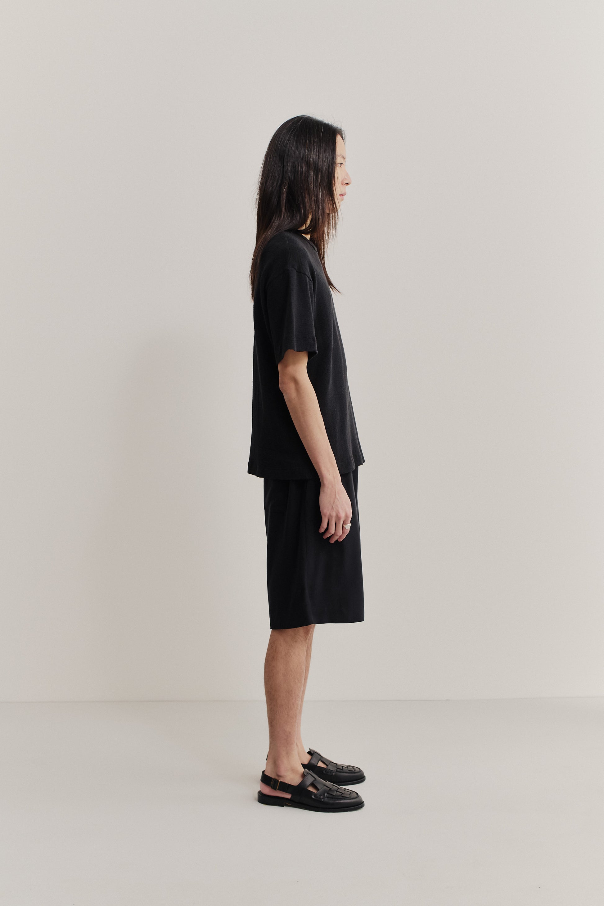 Men's short-sleeved jersey t-shirt, organic cotton-linen blend, black, boxy fit, dropped shoulders.