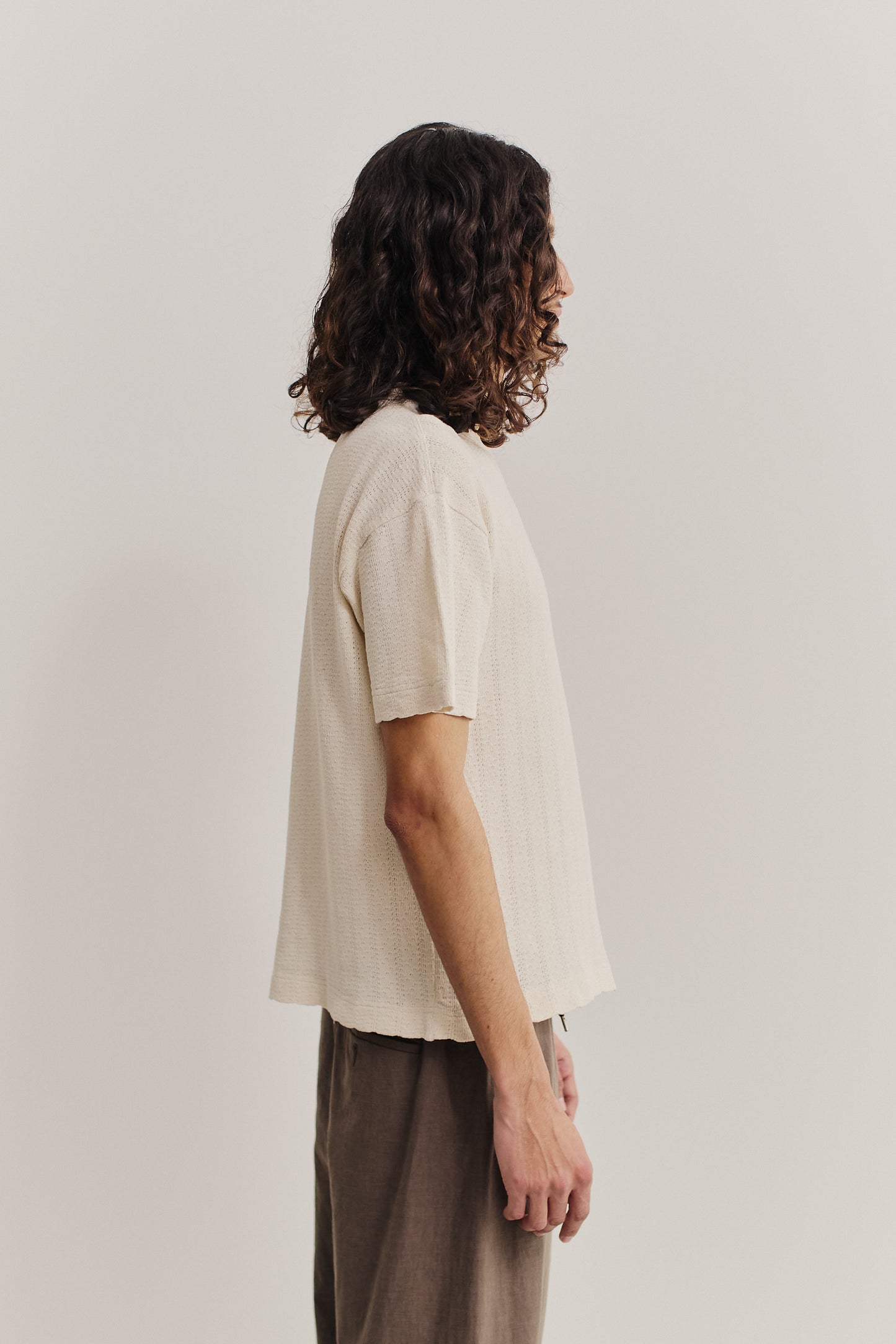 Men's jersey short-sleeved shirt, open-knit organic cotton-linen blend, natural off-white, boxy fit.