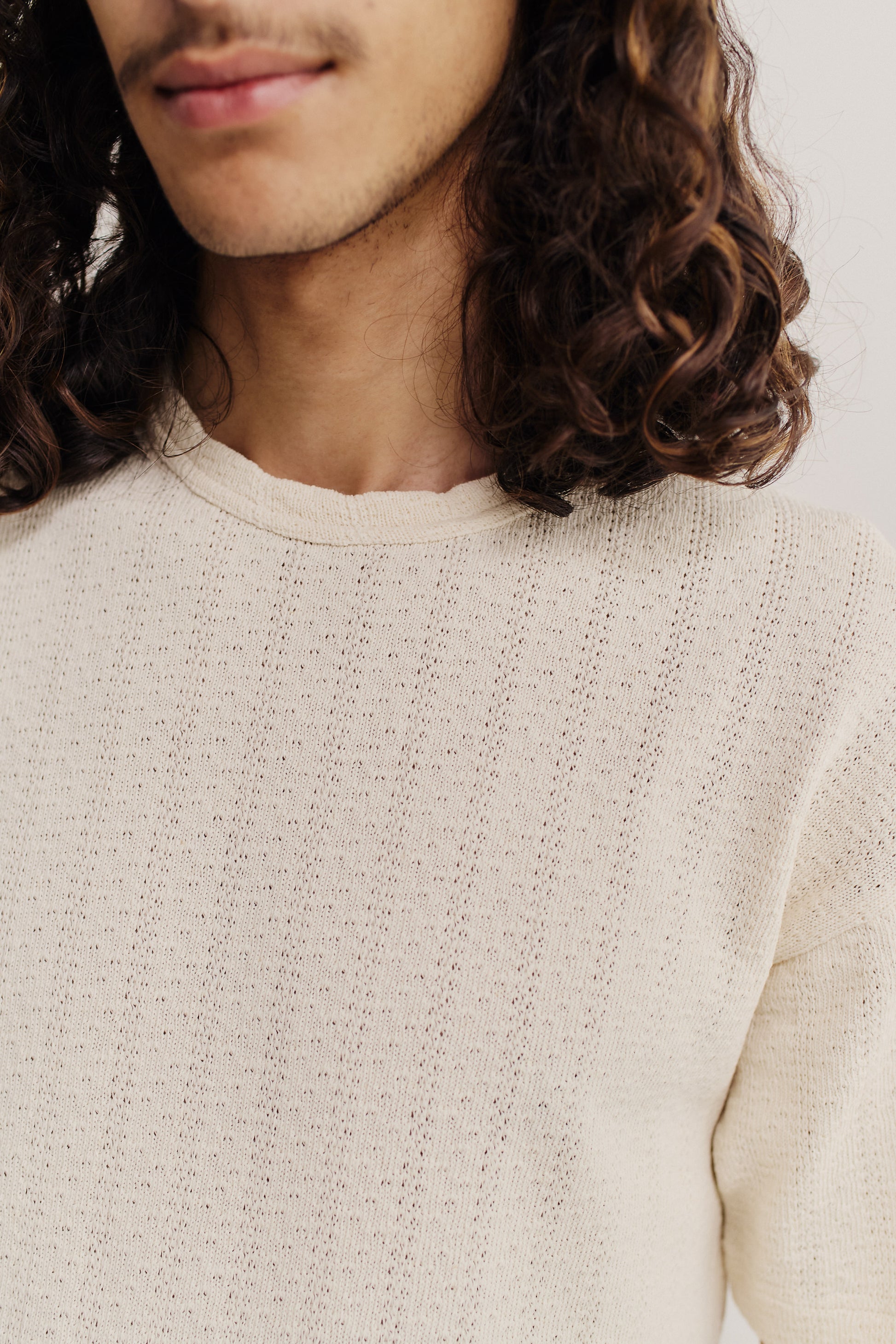 Men's jersey short-sleeved shirt, open-knit cotton-linen blend, off-white, with a crew neck and dropped shoulders.