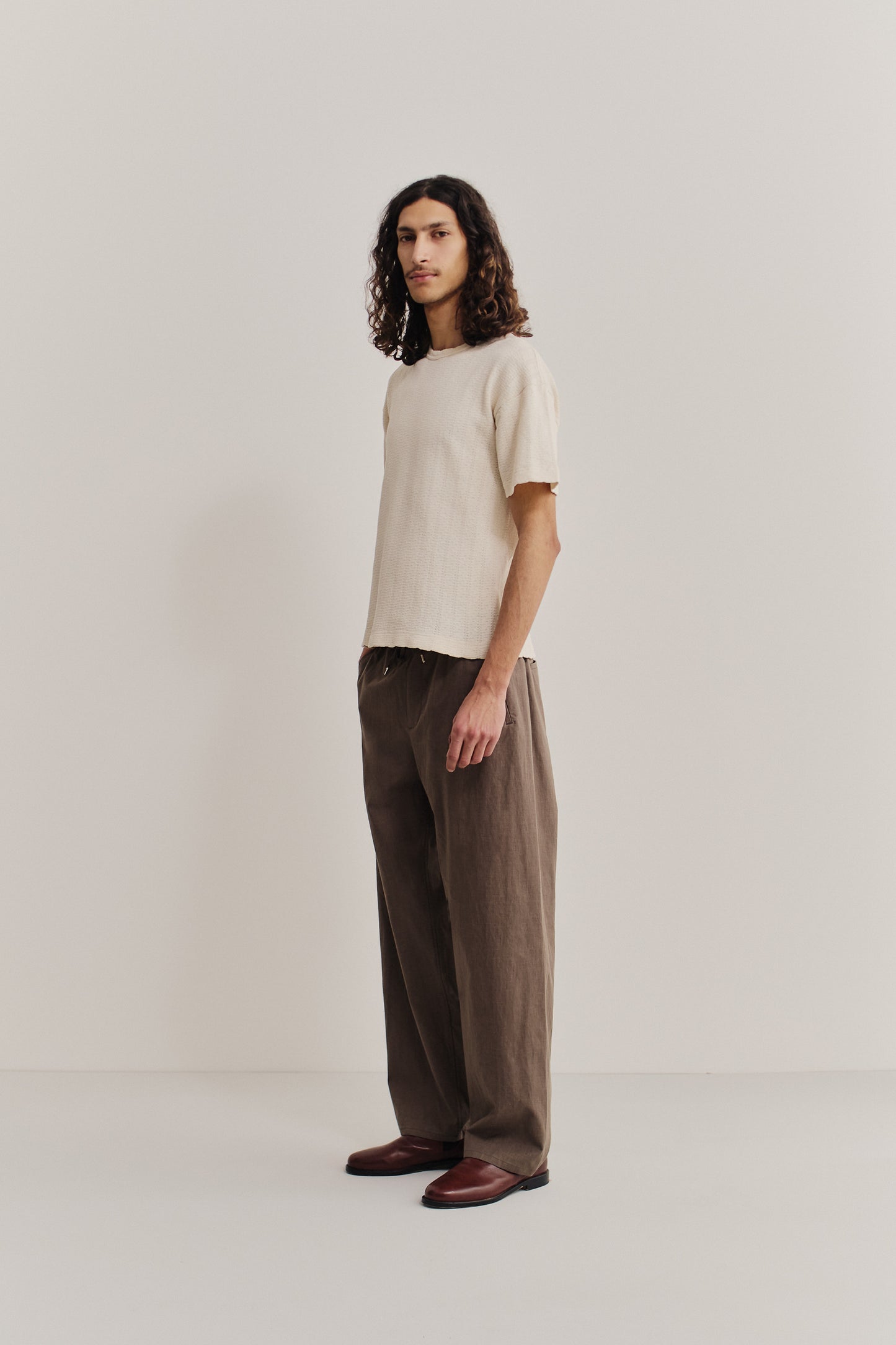 Men's jersey short-sleeved shirt, cotton-linen blend, natural texture, light beige.