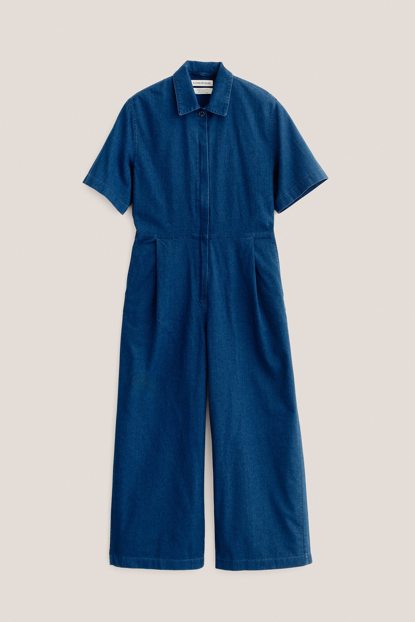 Women's jumpsuit, short-sleeved, 100% cotton, washed indigo, with lay-down collar, pleats, and wide legs.