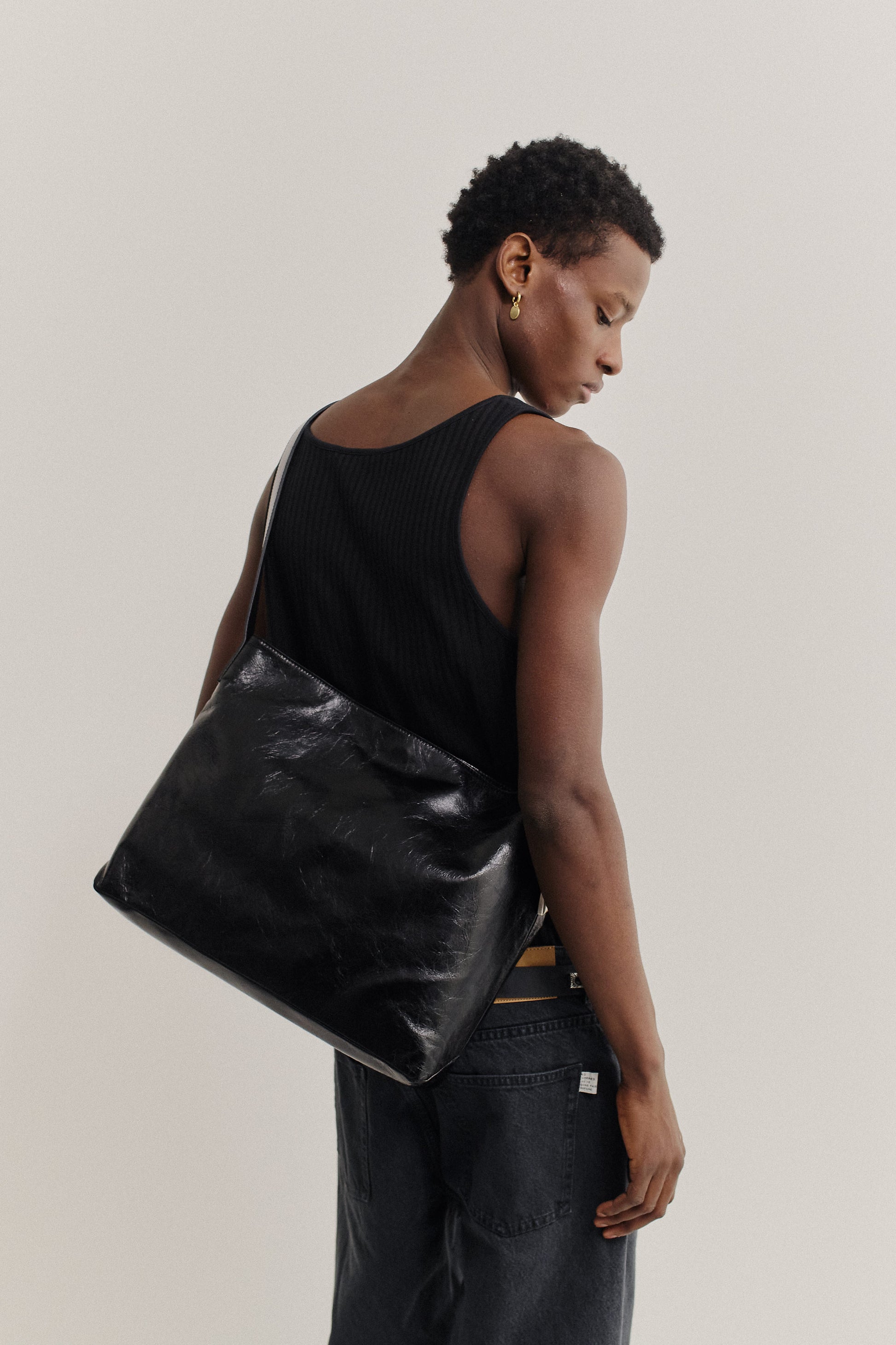 Men's accessories, messenger bag, LWG-Certified calf leather, naturally creased, glossy black.