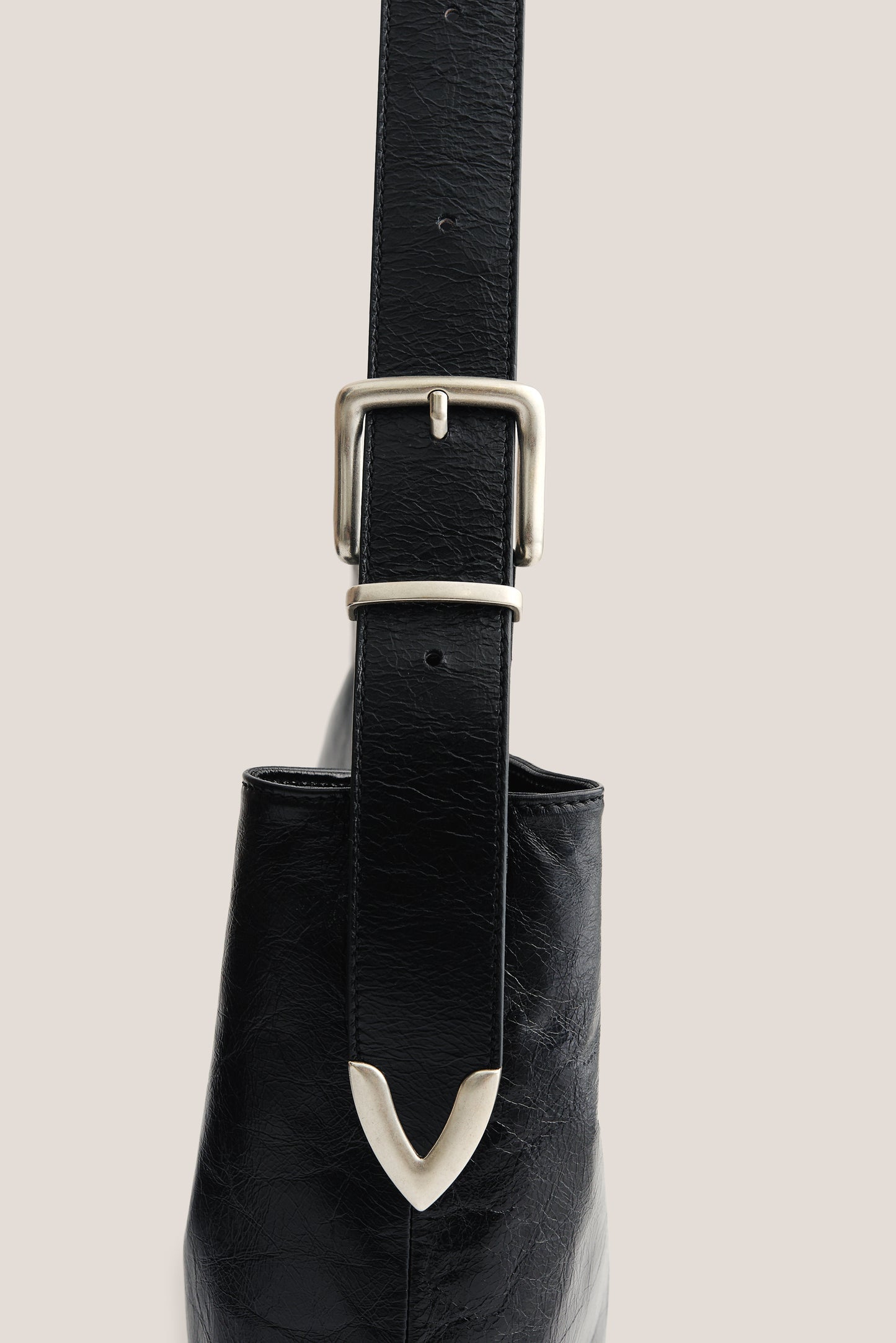 Men's accessories messenger bag, LWG-Certified calf leather, naturally creased, glossy black, with silver buckle.