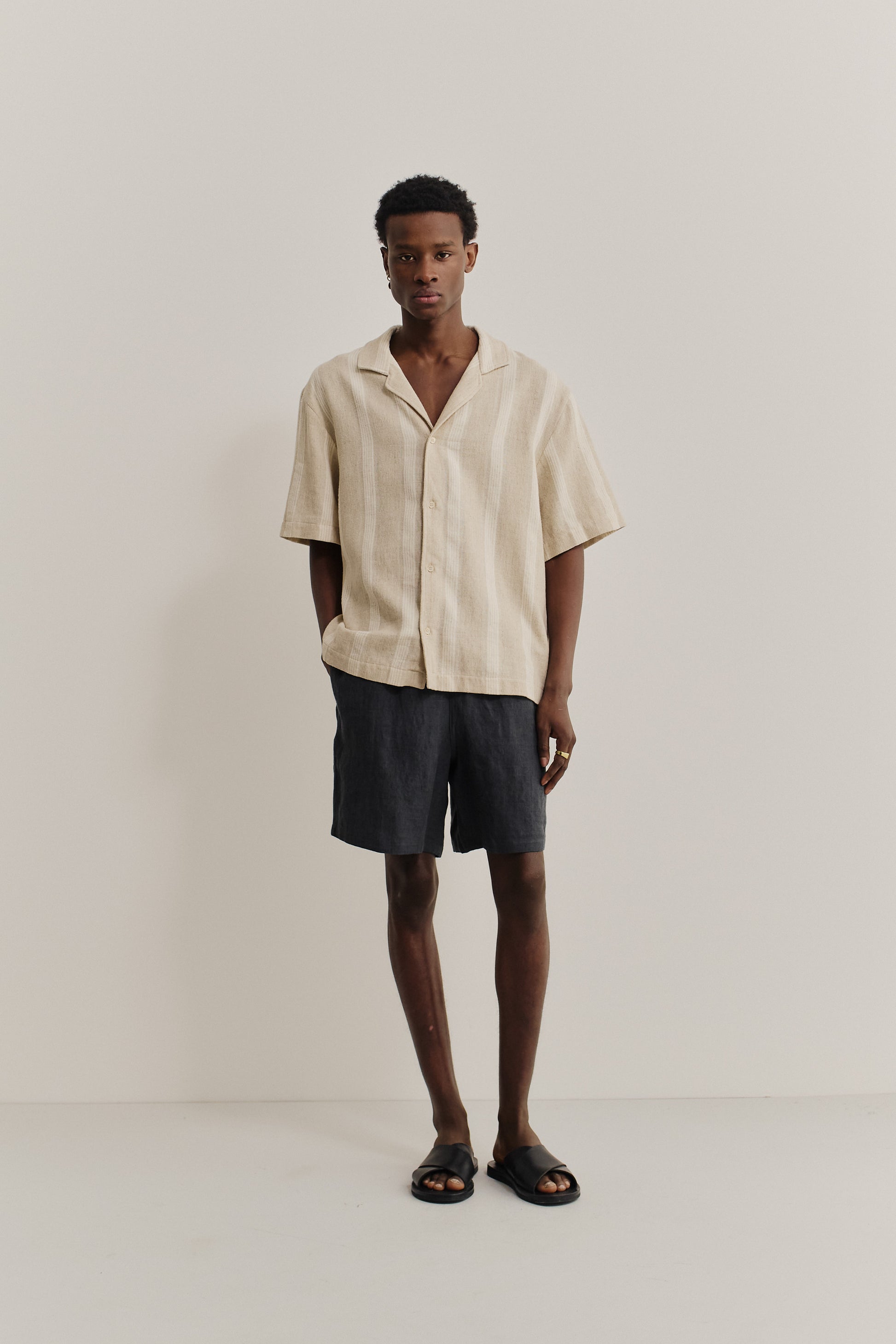 Men's shorts, linen, plain weave, charcoal, with side pockets and adjustable waistband.
