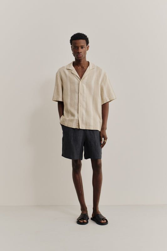 Men's shorts, linen, plain weave, charcoal, with side pockets and adjustable waistband.