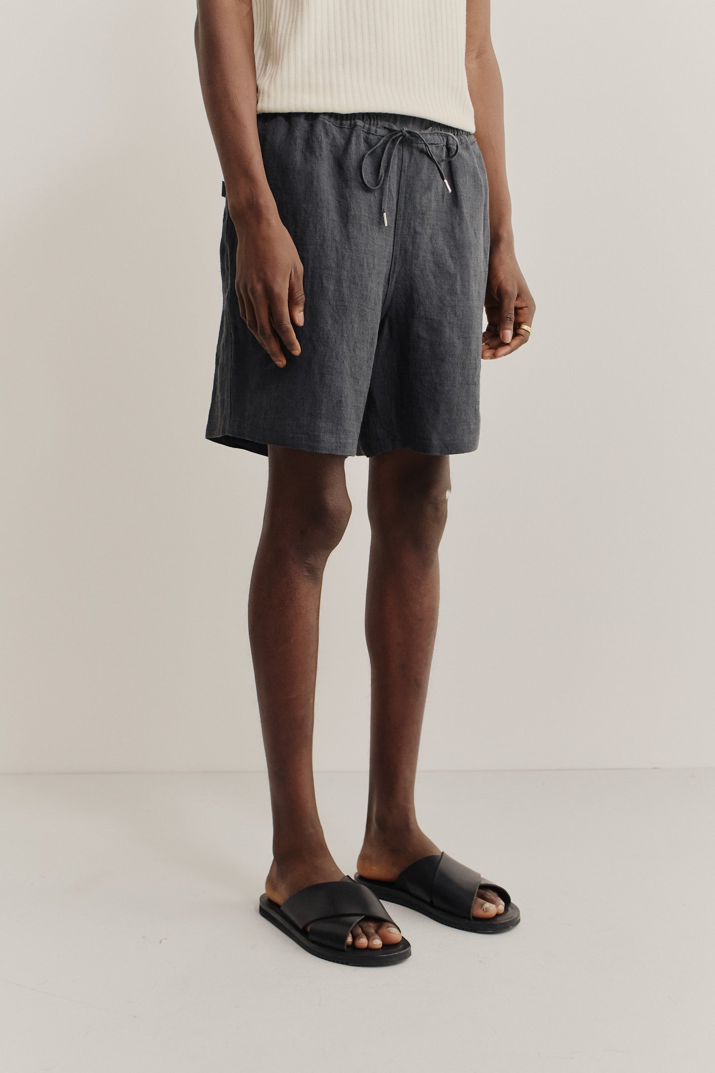 Men's shorts, linen, vintage-like texture, charcoal, with adjustable drawstring waist and side pockets.