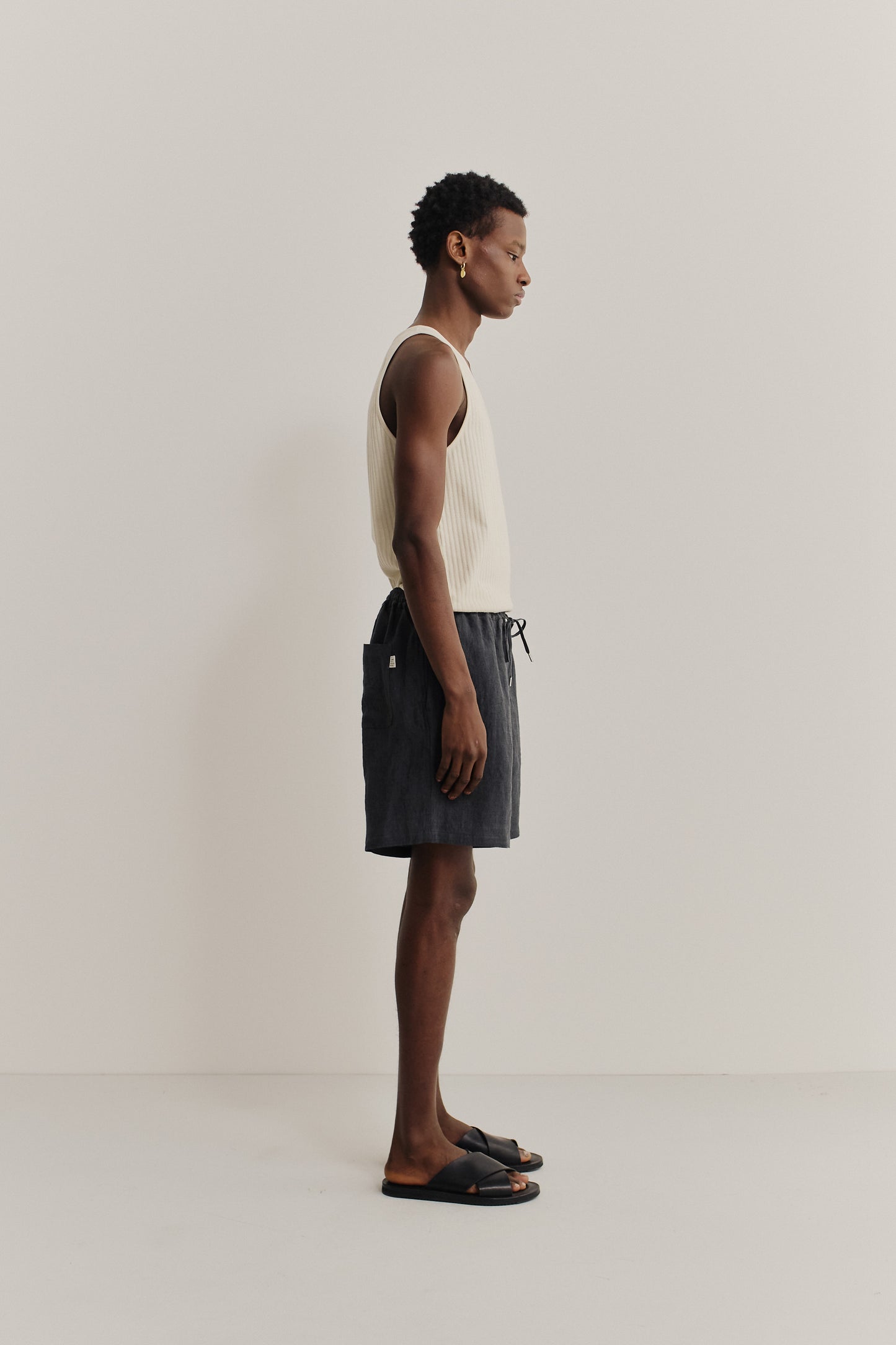 Men's shorts, linen, vintage-like texture, charcoal, with adjustable waistband and side pockets.