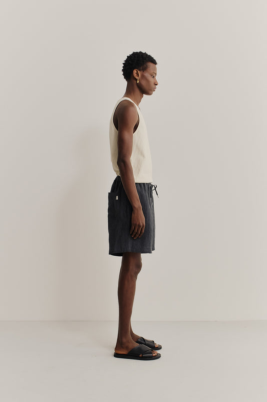 Men's shorts, linen, vintage-like texture, charcoal, with adjustable waistband and side pockets.