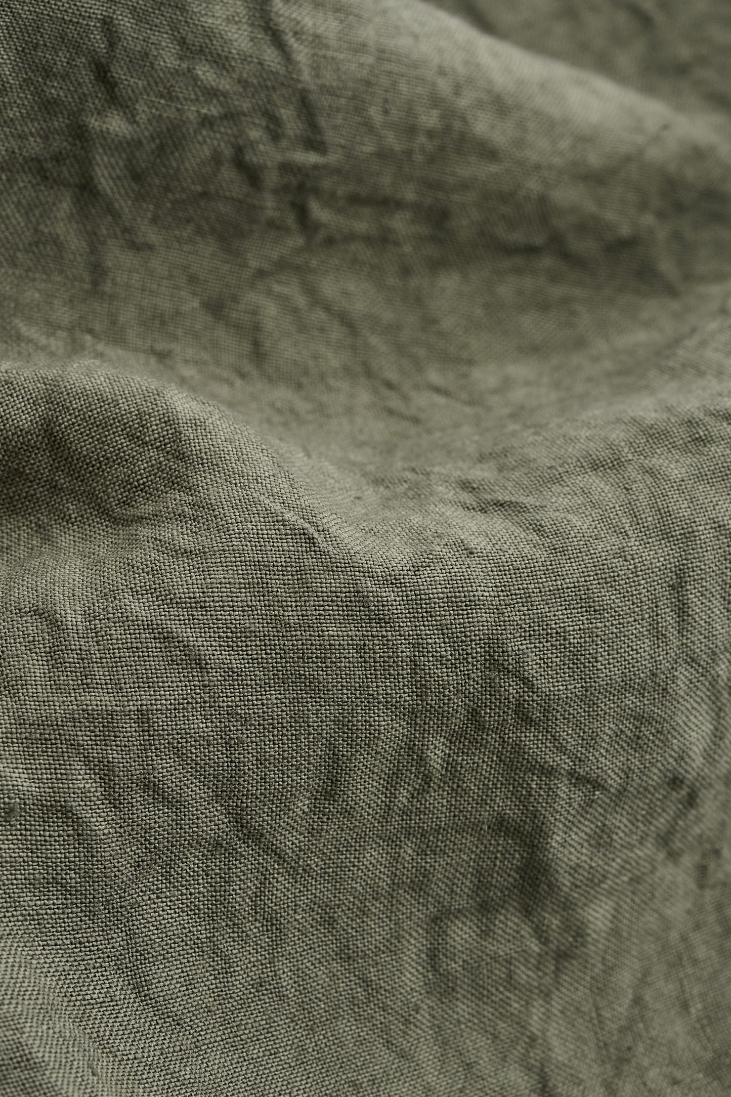Men's shorts, 100% Japanese linen, tennpiboshi sun-dried, olive green with natural texture.