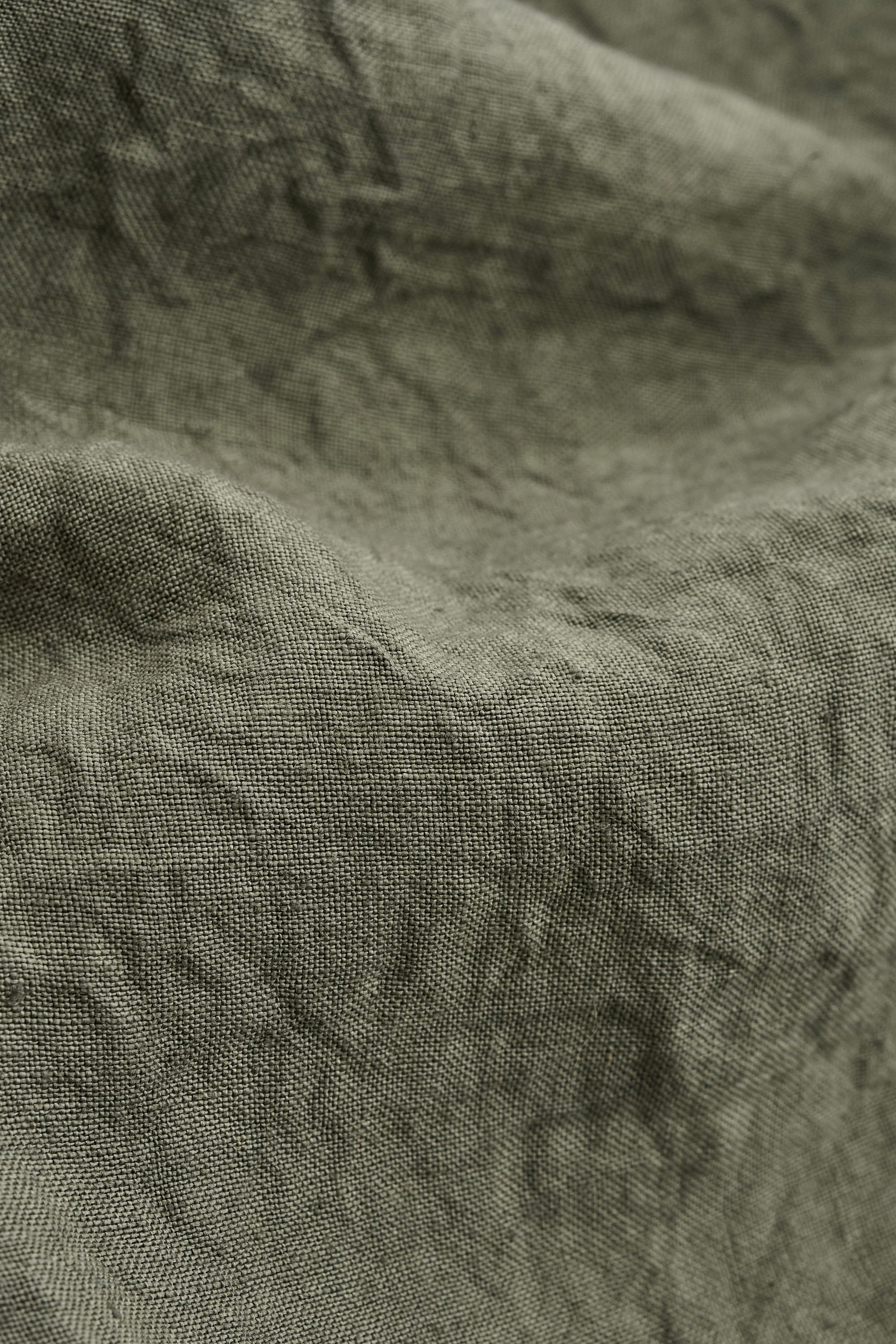 Men's shorts, 100% Japanese linen, tennpiboshi sun-dried, olive green with natural texture.