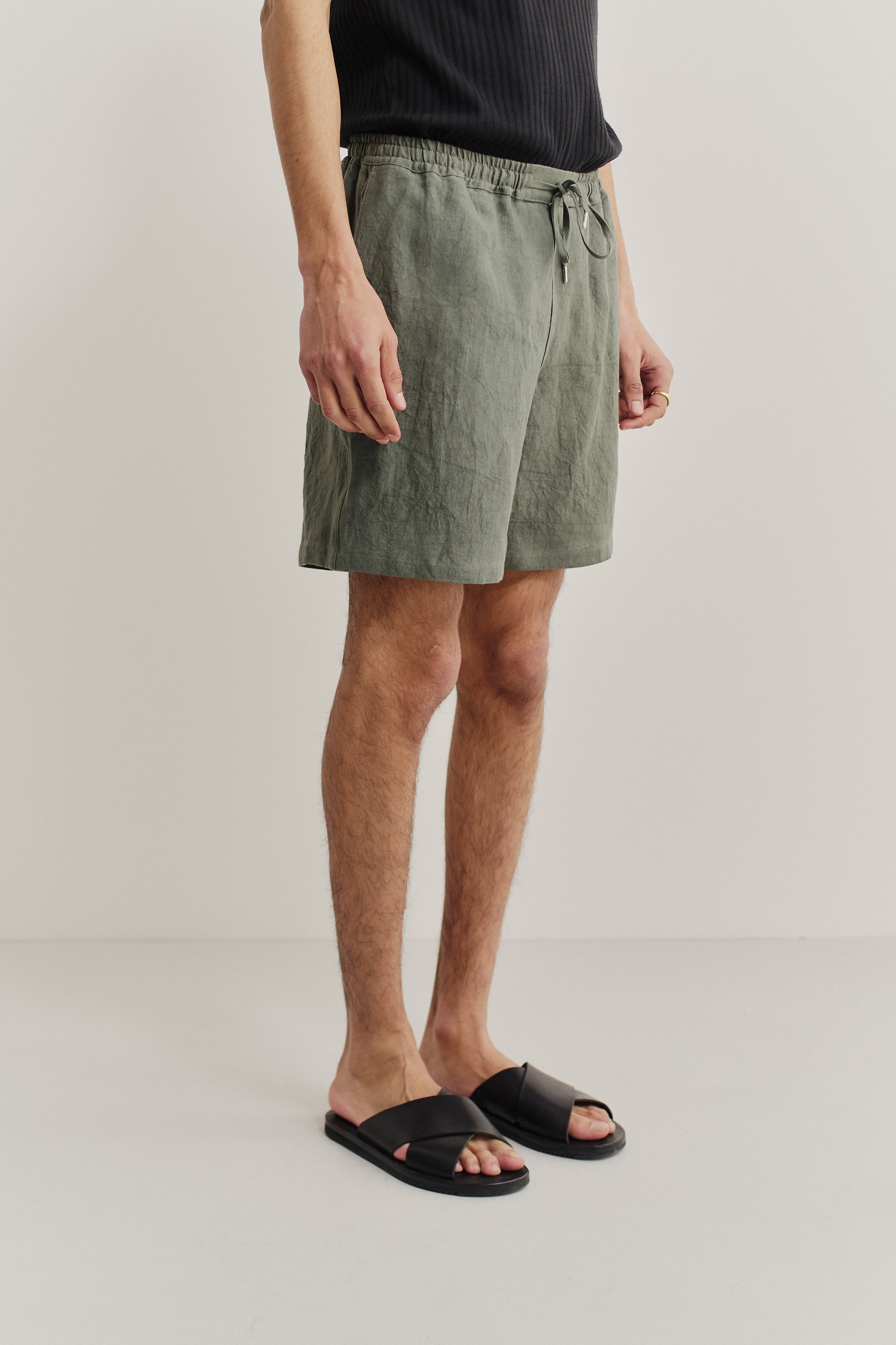 Men's shorts, 100% Japanese linen, sun-dried, olive green, with adjustable drawstring waist and side pockets.
