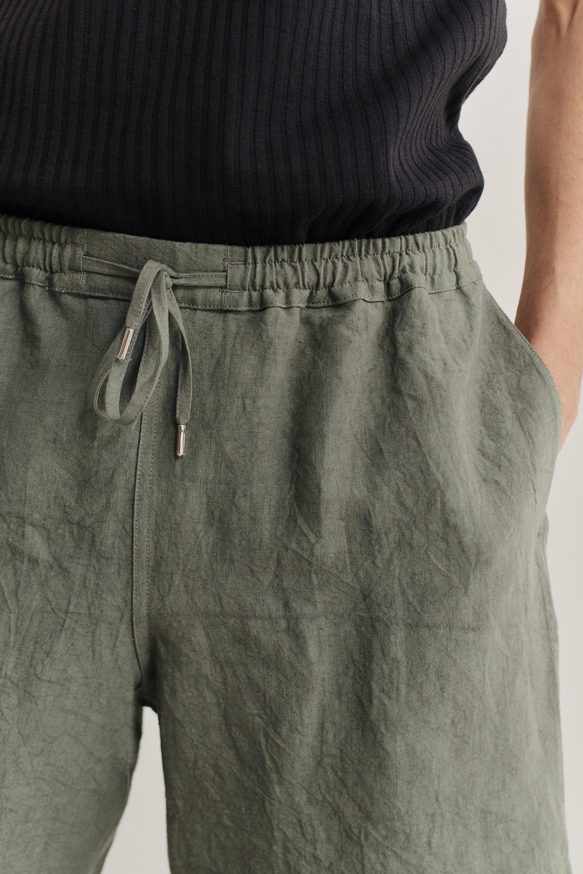 Men's shorts, 100% Japanese linen, sun-dried, olive green, with adjustable drawstring waist and side pockets.