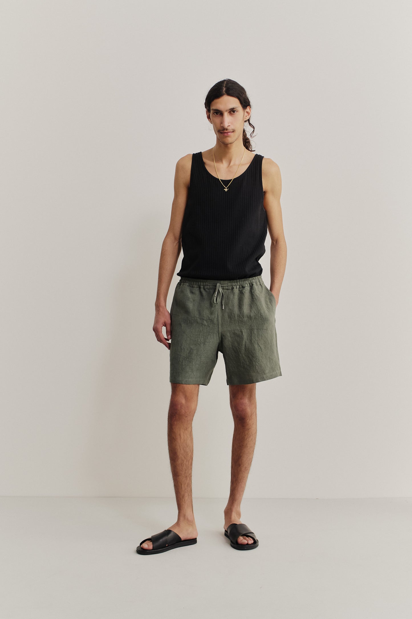 Men's shorts, Japanese linen, sun-dried, olive green, regular fit, adjustable waistband, side pockets.
