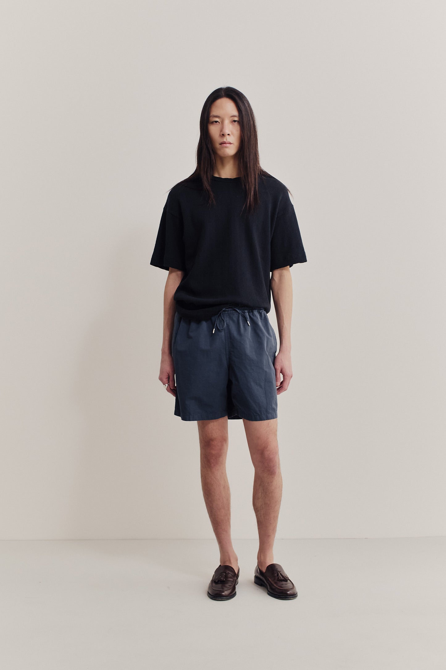 Men's shorts, cotton-linen blend, garment dyed, navy, with adjustable waistband and side pockets.
