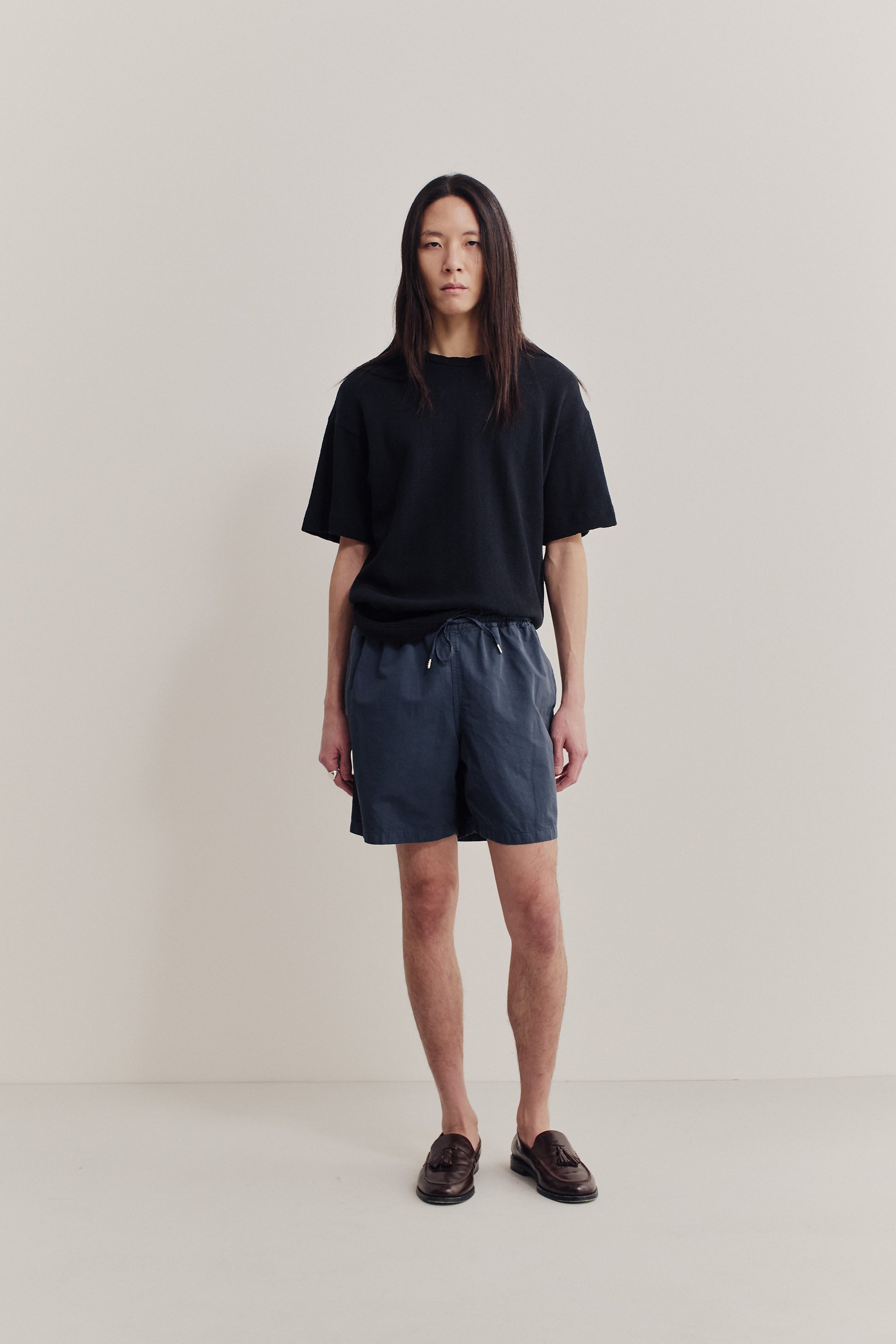 Men's shorts, cotton-linen blend, garment dyed, navy, with adjustable waistband and side pockets.