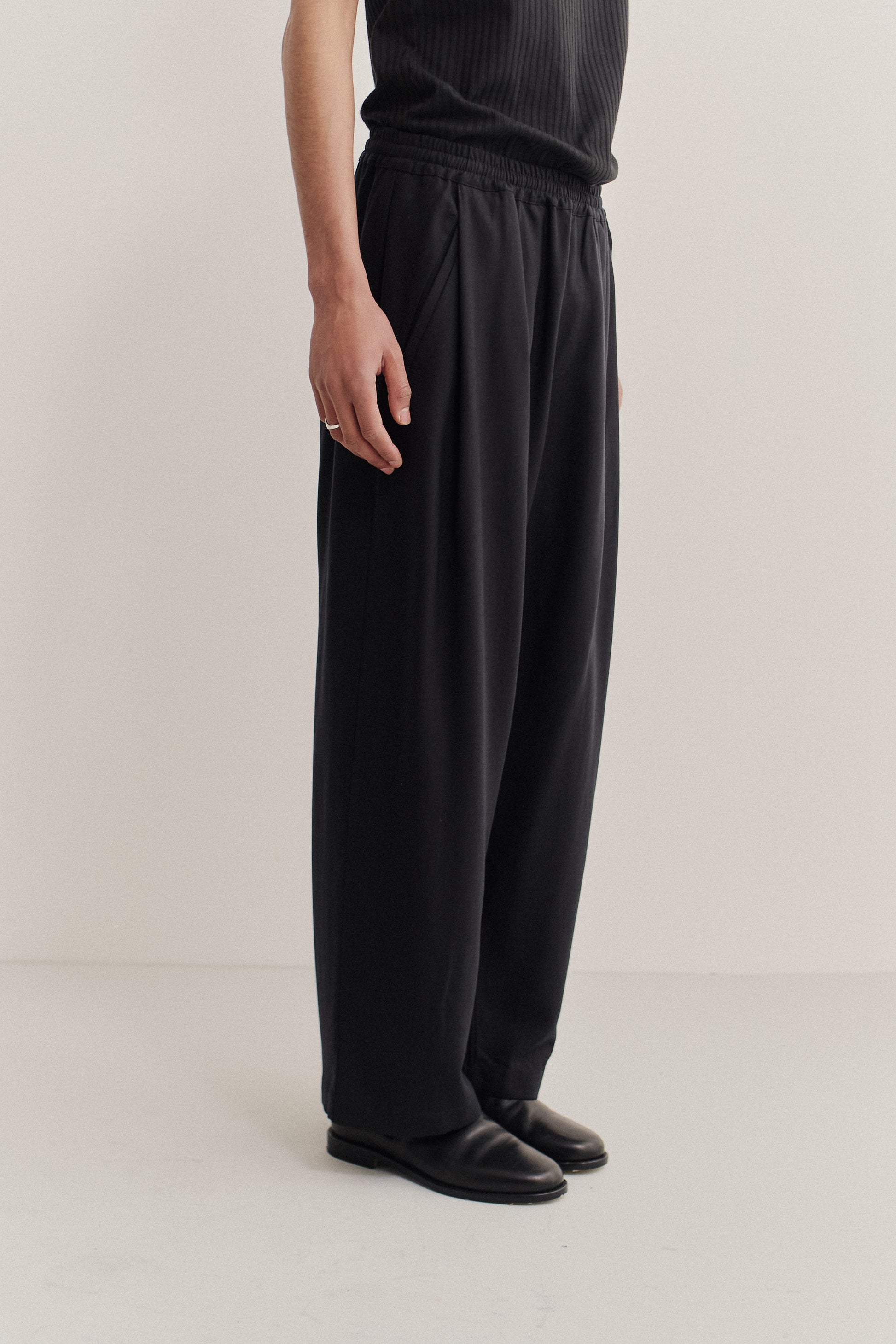 Men's pants, long-pants, lyocell twill, deep black, elastic waist, wide leg, front pleat, slanted welt pockets.